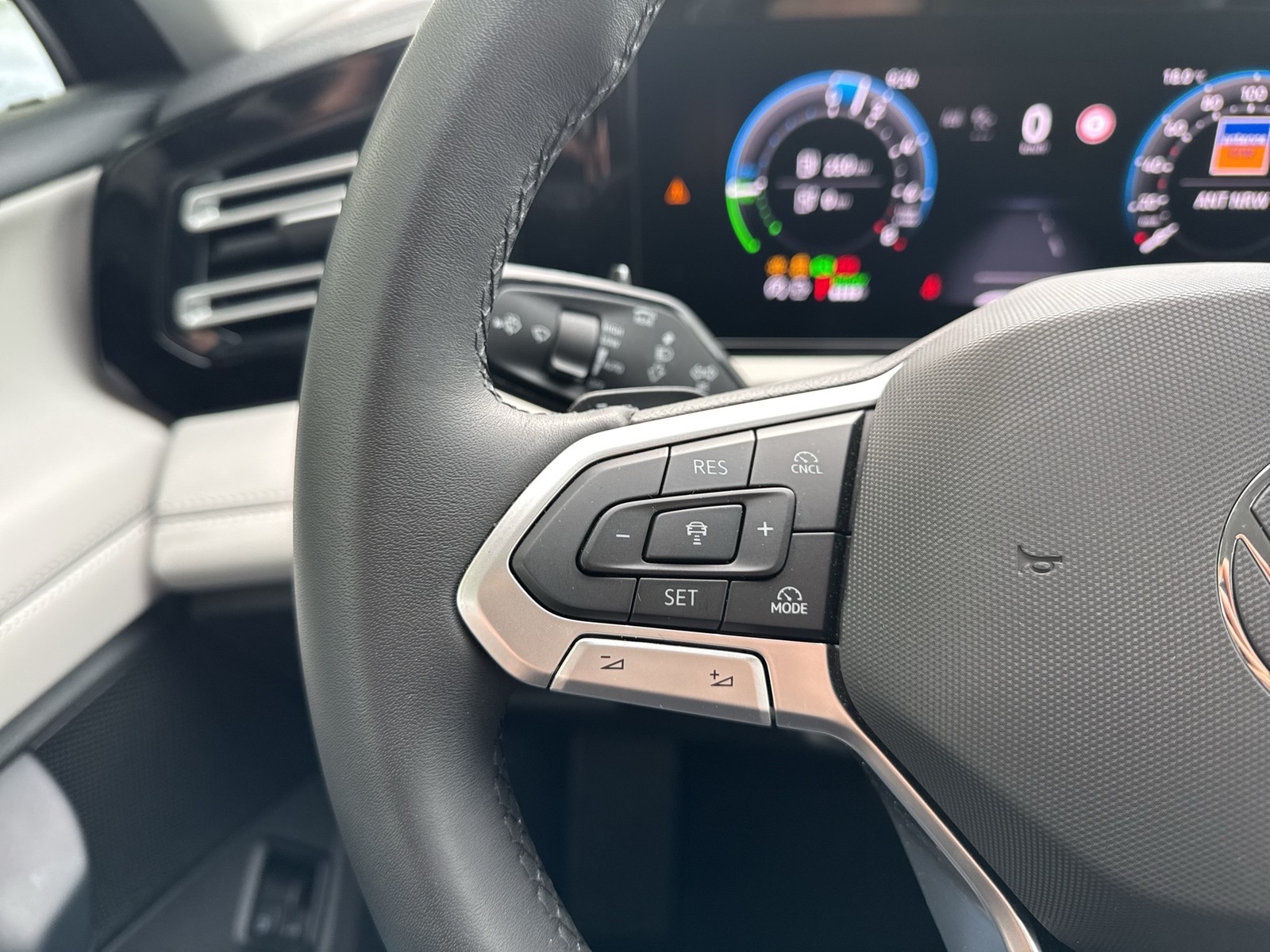 Volkswagen Tiguan 1.5 HYBRID ELEGANCE AHK 360°CAM HD-MATRIX
