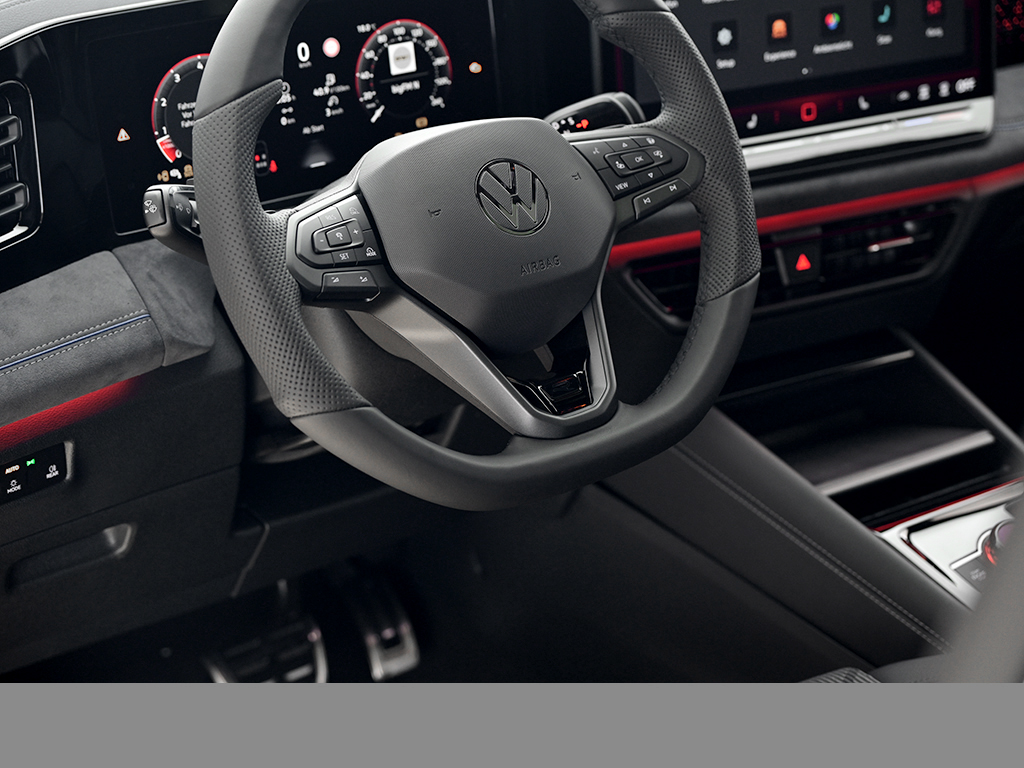 Volkswagen Tiguan 1.5 eTSI R-LINE DSG BLACKSTYLE PANO AHK