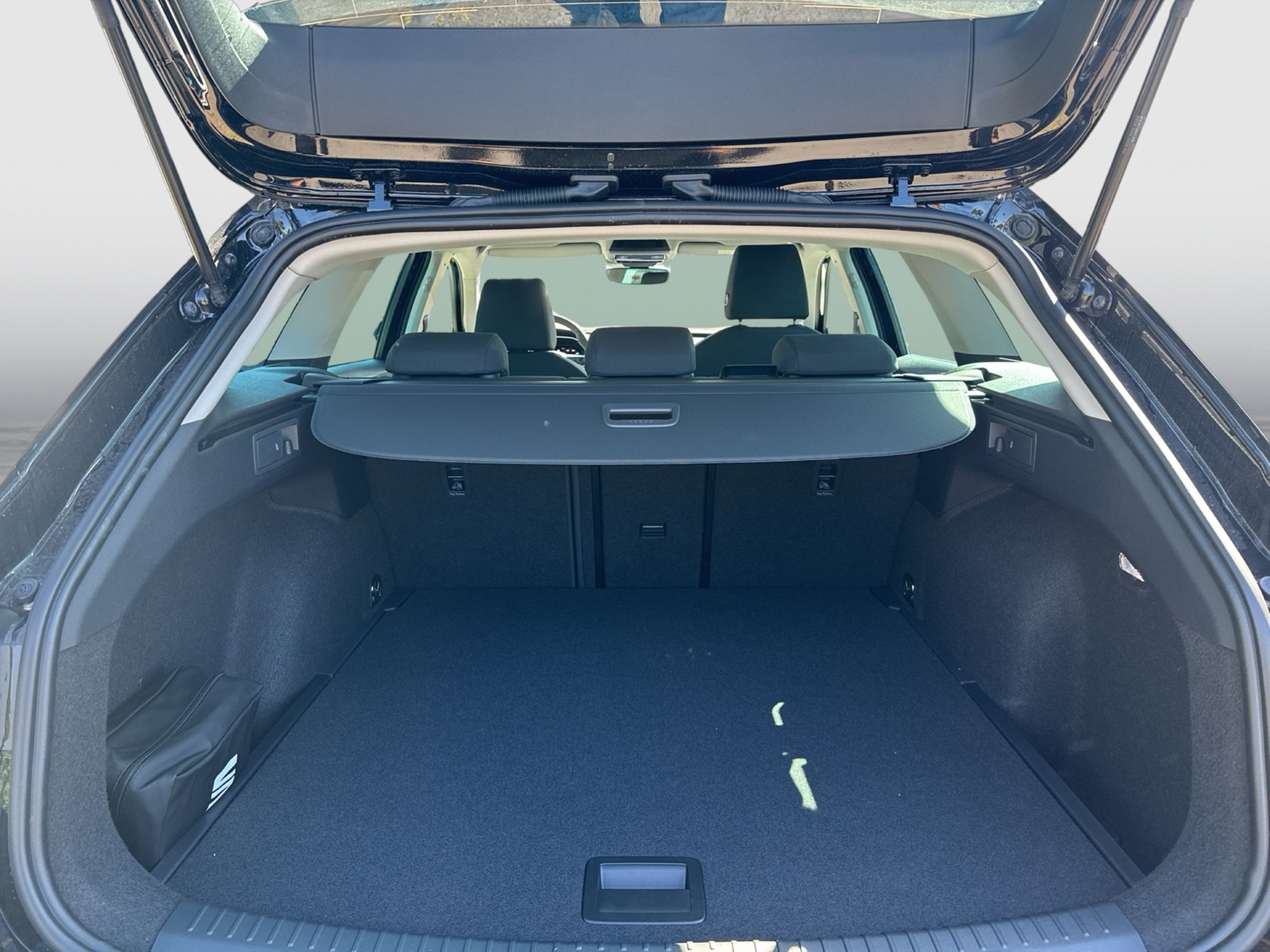 Seat Leon Sportstourer 1.5 eTSI STYLE CARPLAY SITZHZG