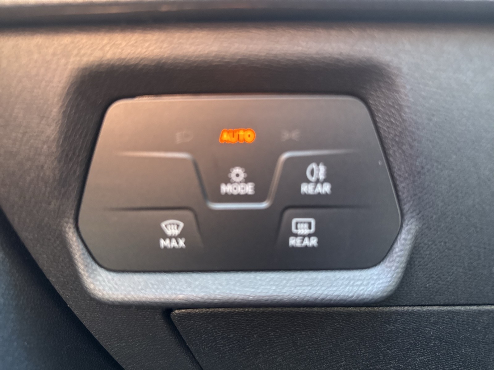 Seat Leon Sportstourer 1.5 eTSI STYLE CARPLAY SITZHZG
