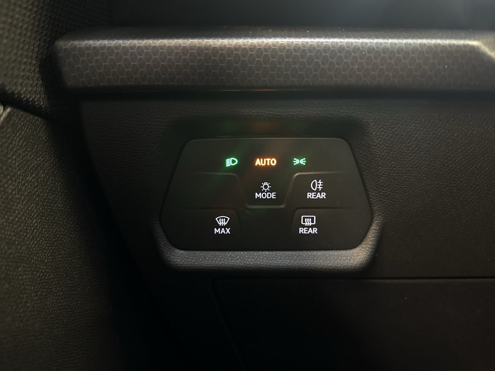 Seat Leon Sportstourer 1.5 eTSI STYLE CARPLAY SITZHZG