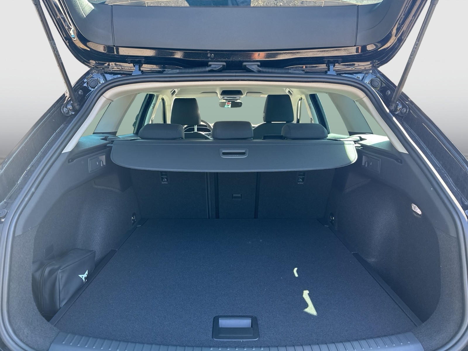 Seat Leon Sportstourer 1.5 eTSI STYLE CARPLAY SITZHZG