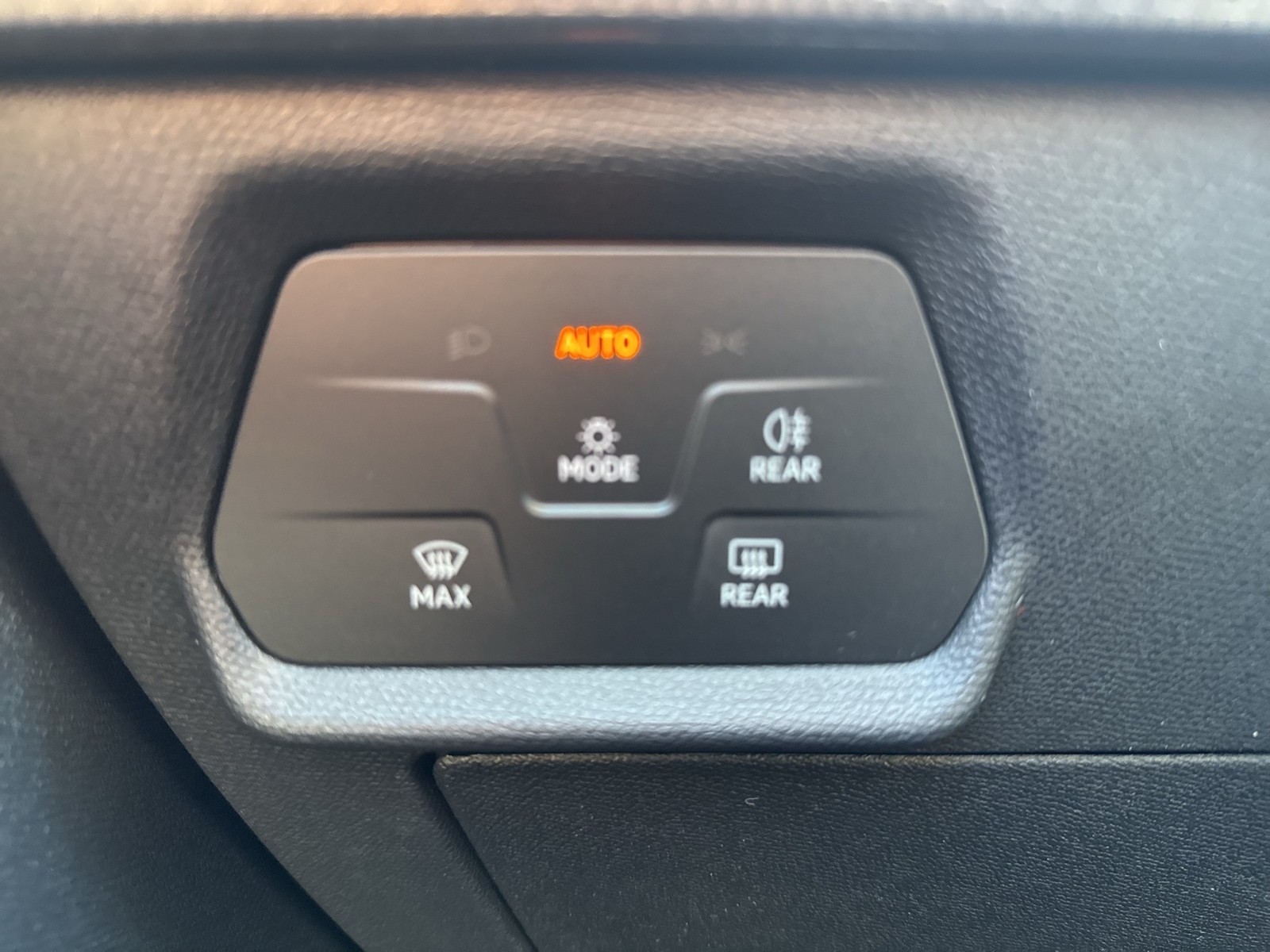 Seat Leon Sportstourer 1.5 eTSI STYLE CARPLAY SITZHZG