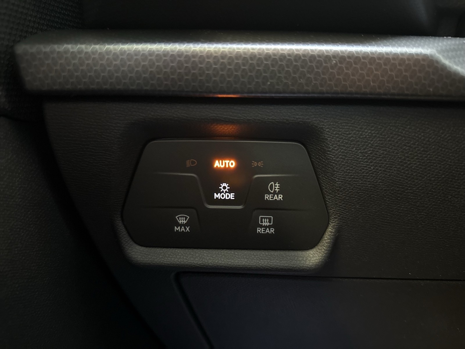 Seat Leon Sportstourer 1.5 eTSI STYLE CARPLAY SITZHZG