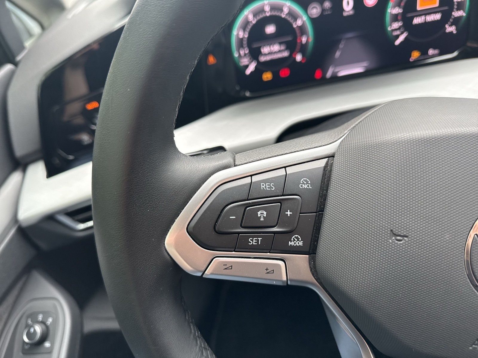 Volkswagen Golf VIII 1.5 LIFE ACC CARPLAY ALU SITZHEIZUNG
