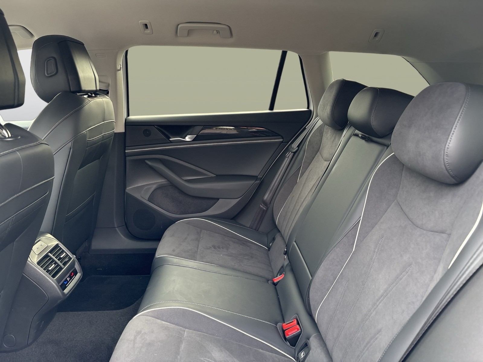 Volkswagen Passat Variant 1.5 eTSI BUSINESS AHK 360°CAM ACC