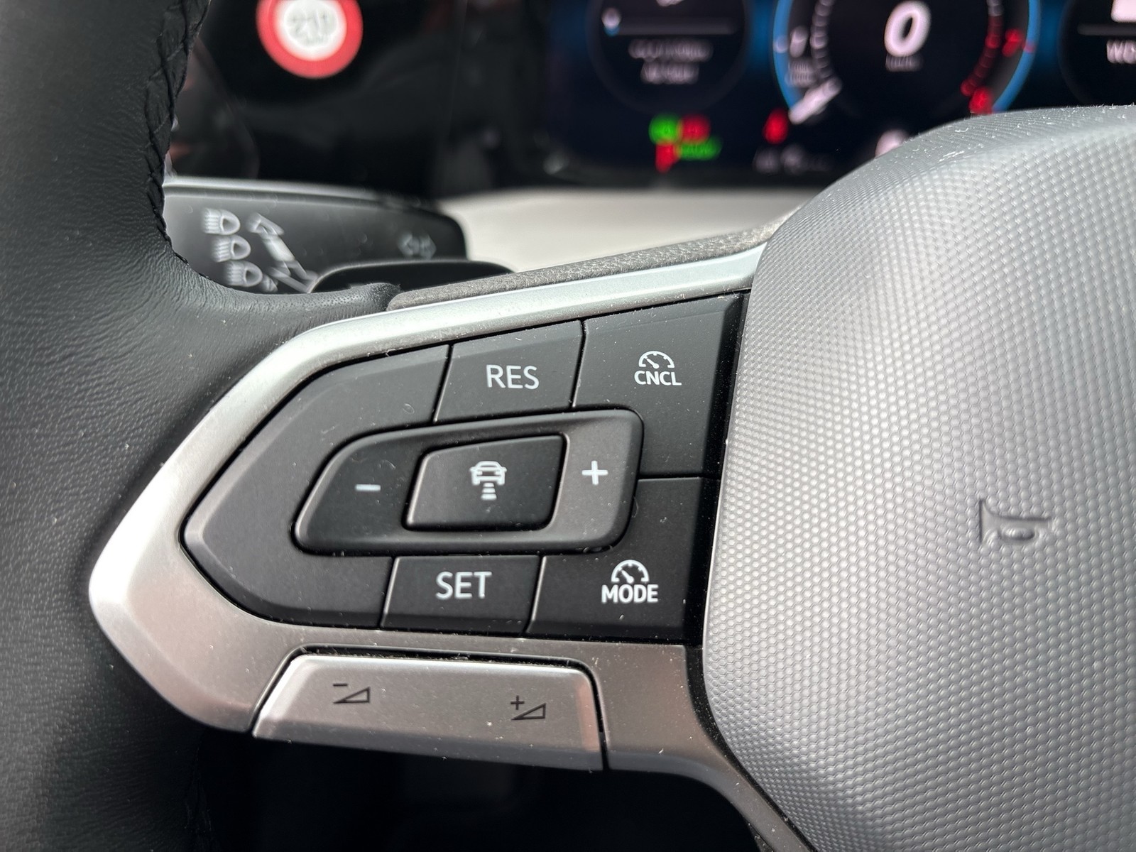 Volkswagen Golf VIII 1.5 eTSI LIFE ACC CARPLAY ALU SITZHEIZ