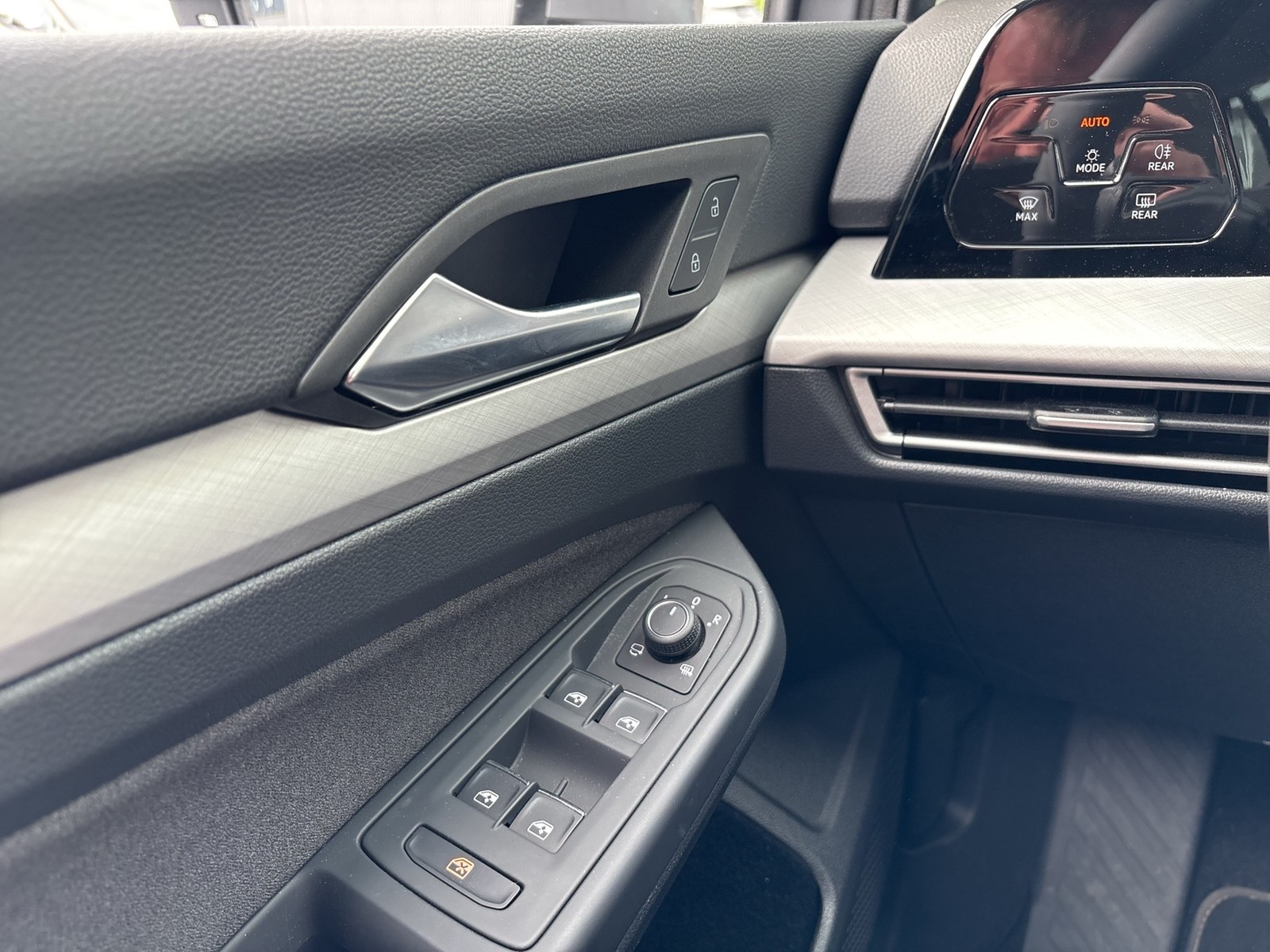 Volkswagen Golf VIII 1.5 eTSI LIFE ACC CARPLAY ALU SITZHEIZ