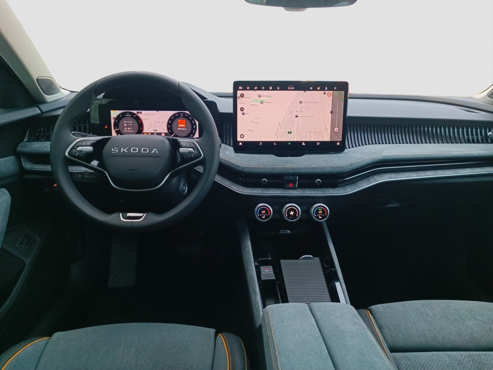 Skoda Superb Combi 2.0TDI DSG 4x4 Selection AHK HuD ACC NAV PANO DCC 360GRAD