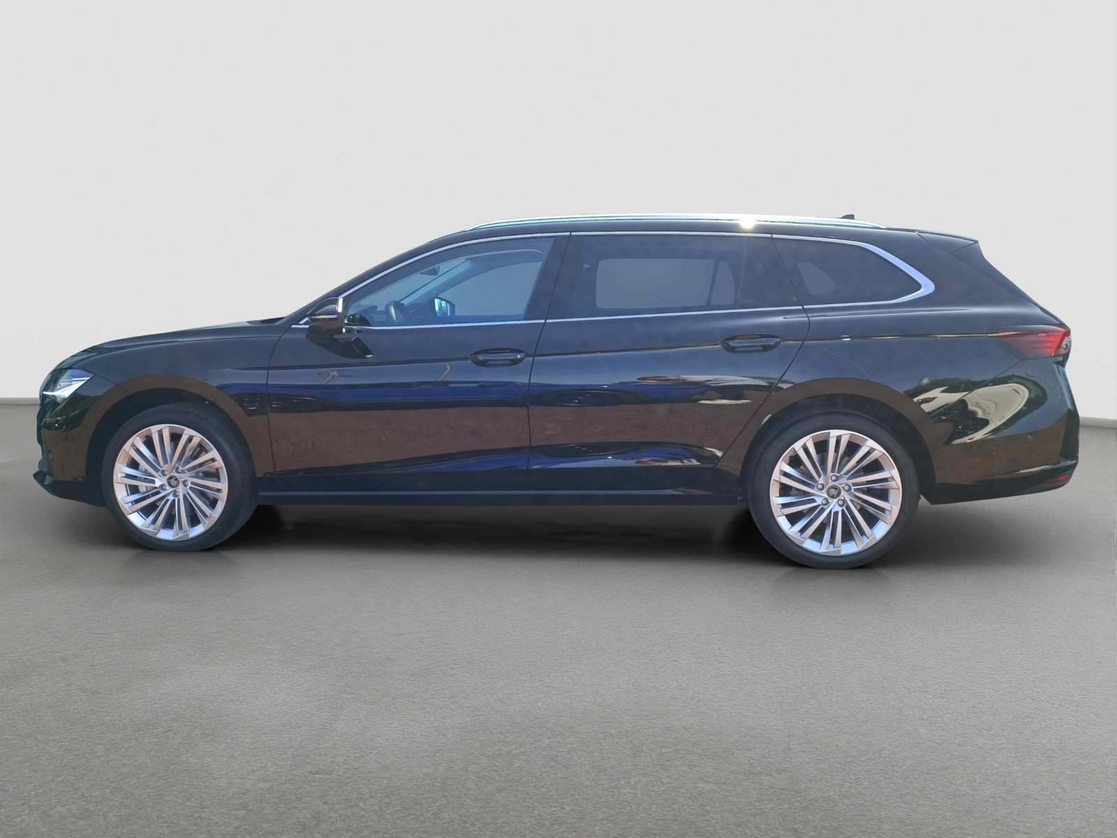 Skoda Superb Combi 2.0TDI DSG 4x4 Selection AHK HuD ACC NAV PANO DCC 360GRAD