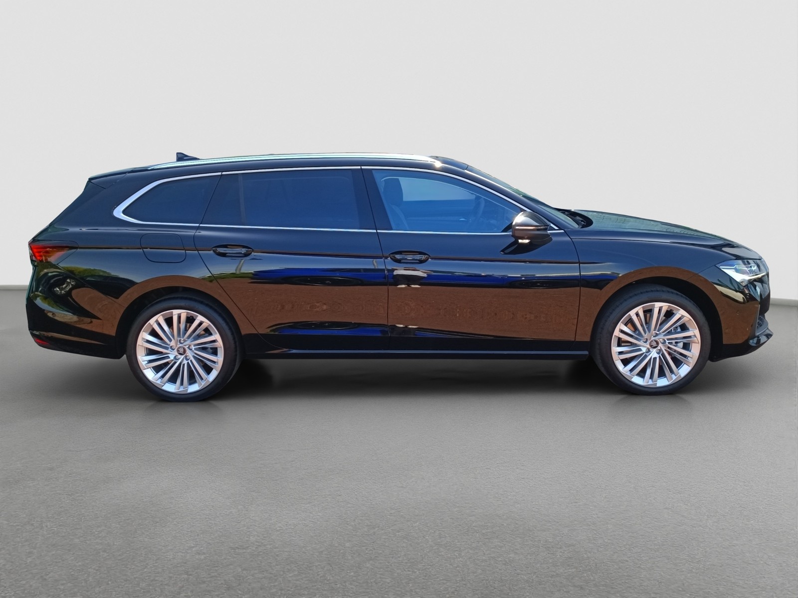 Skoda Superb Combi 2.0TDI DSG 4x4 Selection AHK HuD ACC NAV PANO DCC 360GRAD