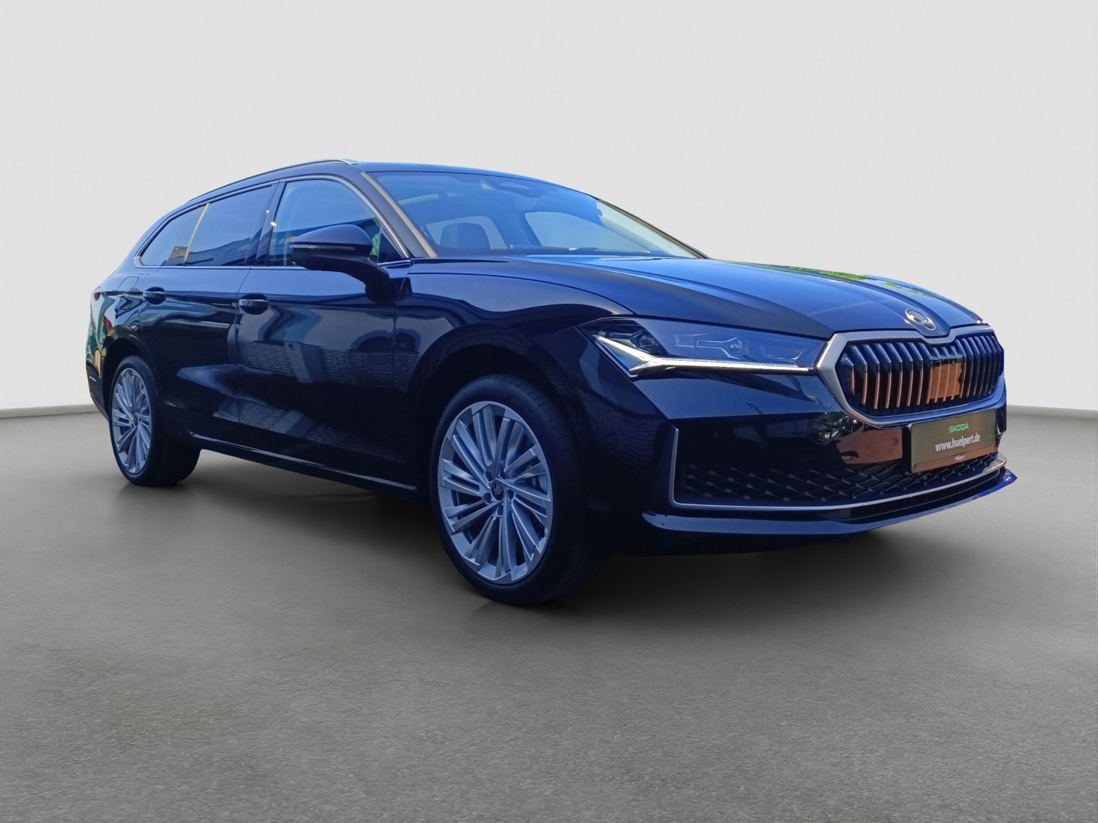 Skoda Superb Combi 2.0TDI DSG 4x4 Selection AHK HuD ACC NAV PANO DCC 360GRAD