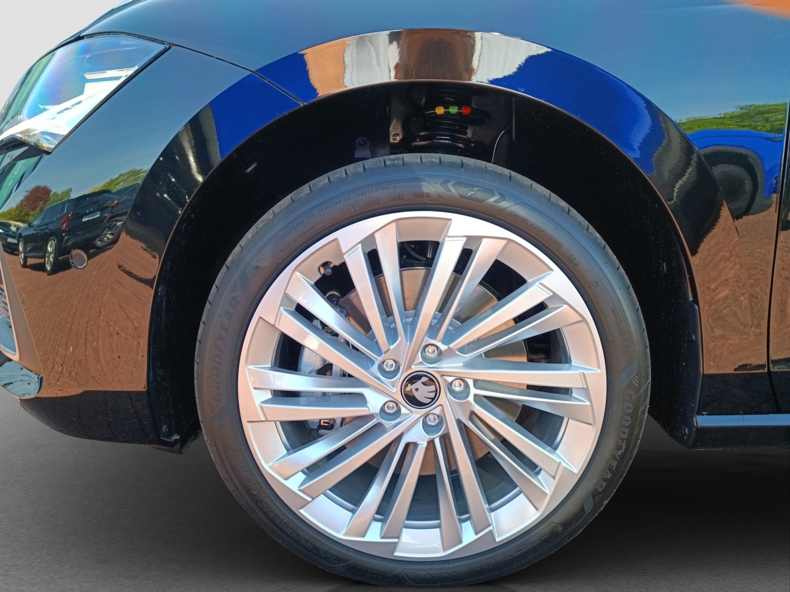 Skoda Superb Combi 2.0TDI DSG 4x4 Selection AHK HuD ACC NAV PANO DCC 360GRAD