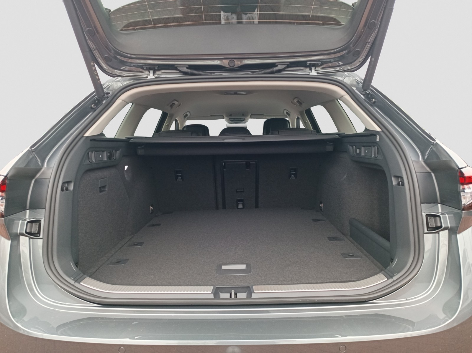 Skoda Superb Combi 2.0TDI DSG 4x4 Selection AHK HuD ACC NAV DCC 360Grad