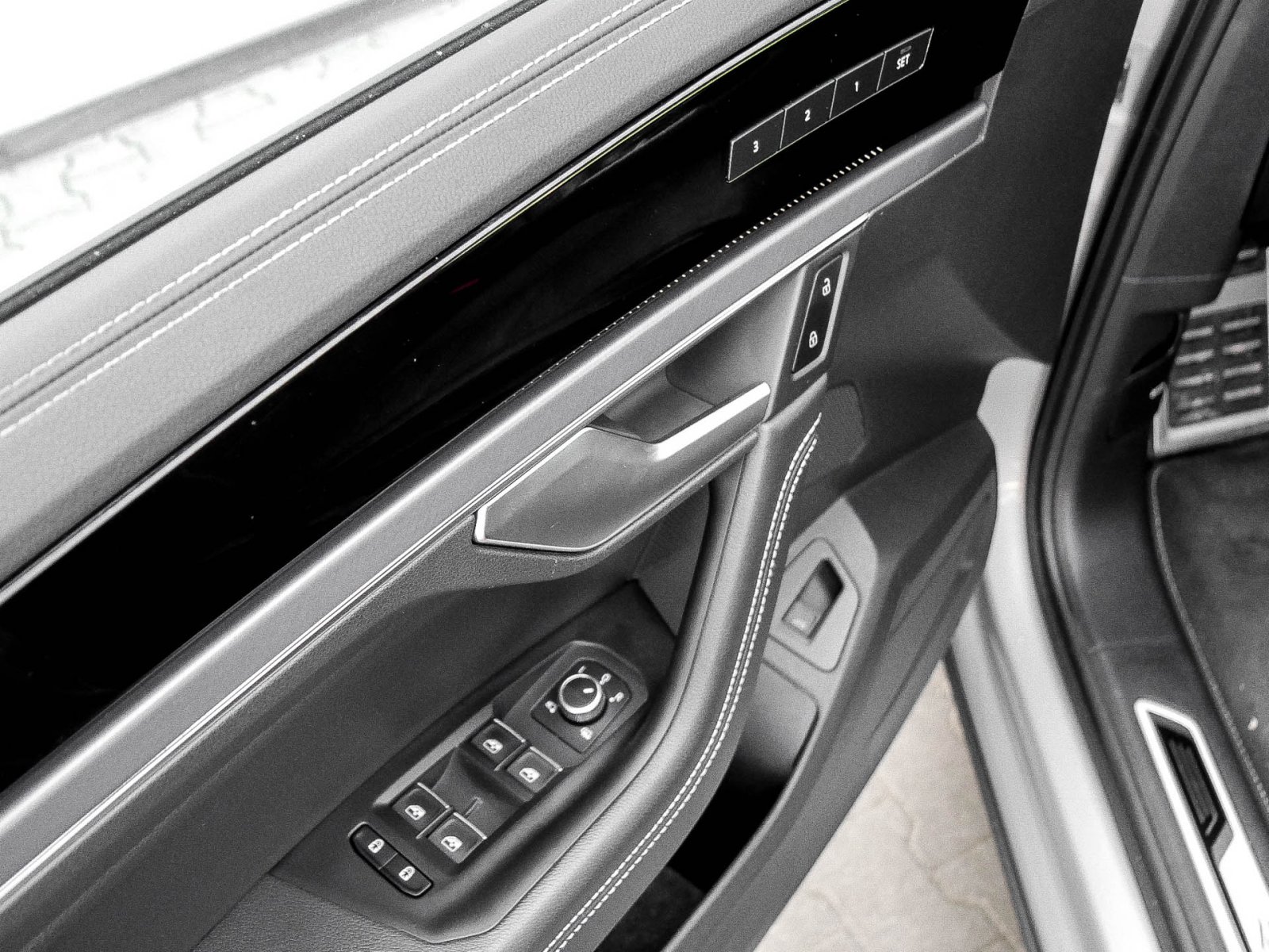 Volkswagen Touareg V6 R-LINE NEUES MODELL AHK 360°CAM LM19