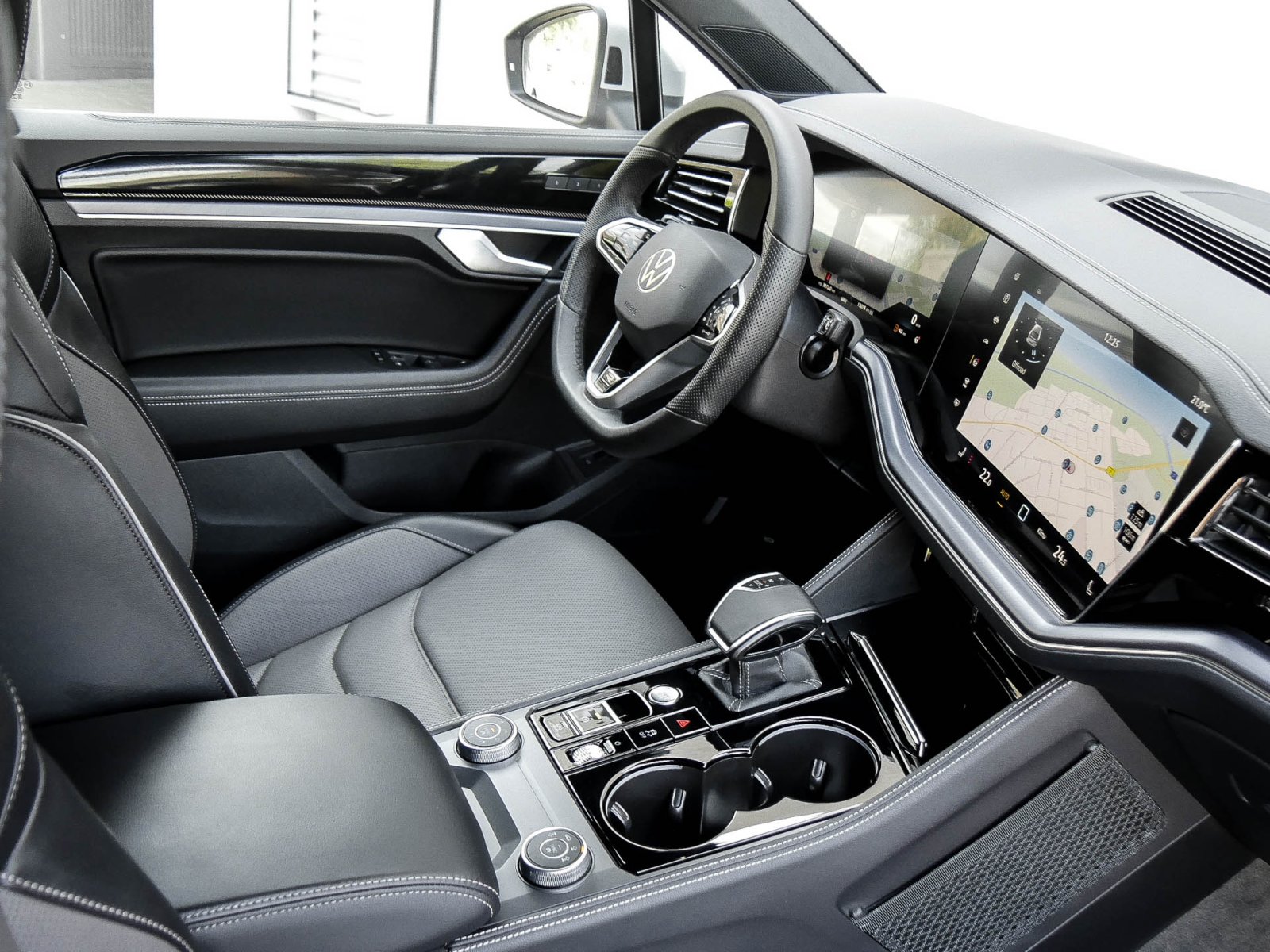 Volkswagen Touareg V6 R-LINE NEUES MODELL AHK 360°CAM LM19