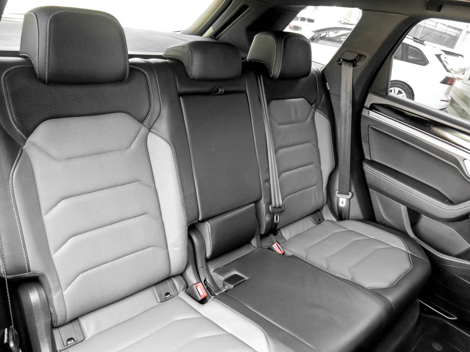 Volkswagen Touareg V6 R-LINE NEUES MODELL AHK 360°CAM LM19