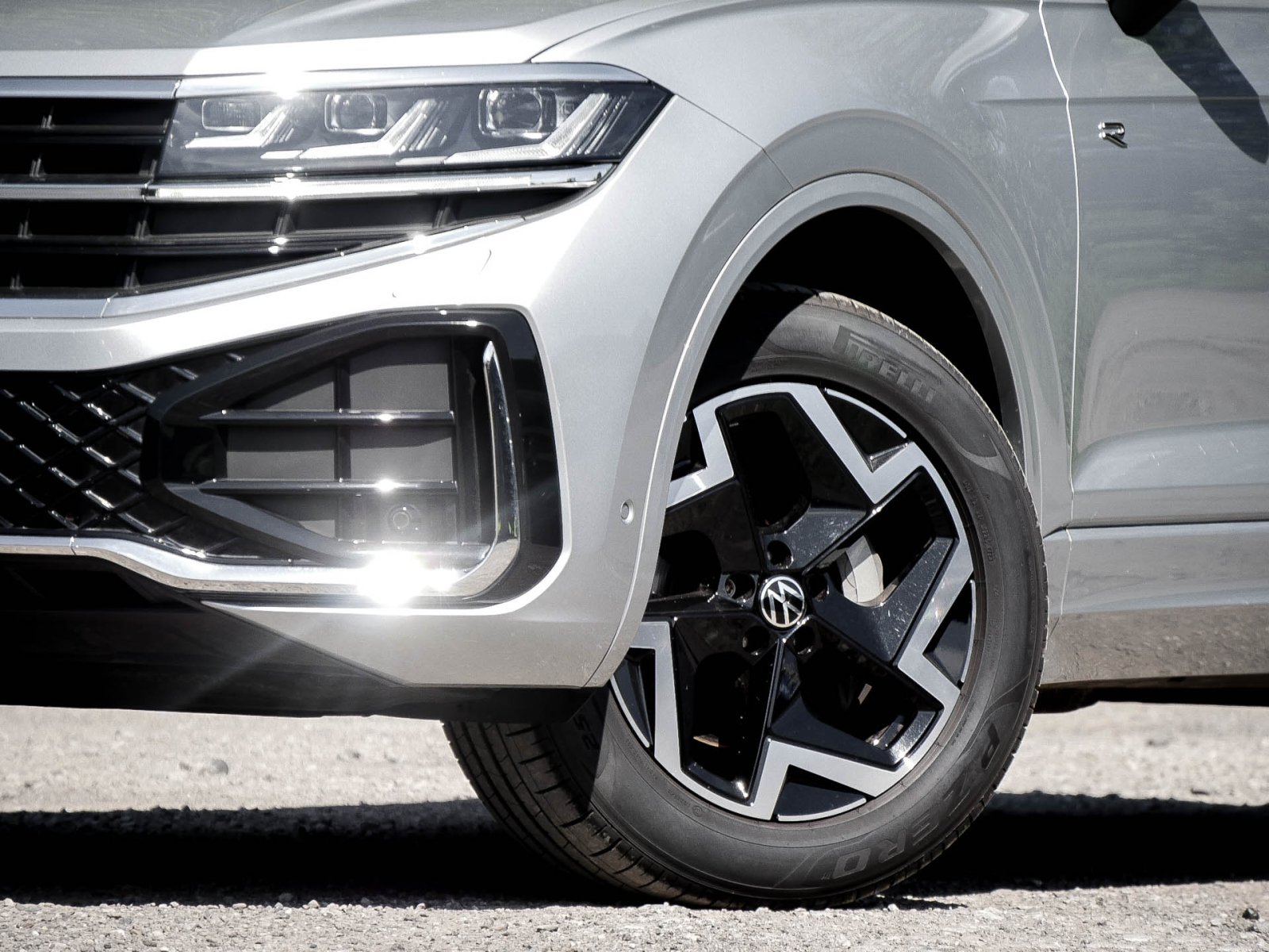 Volkswagen Touareg V6 R-LINE NEUES MODELL AHK 360°CAM LM19
