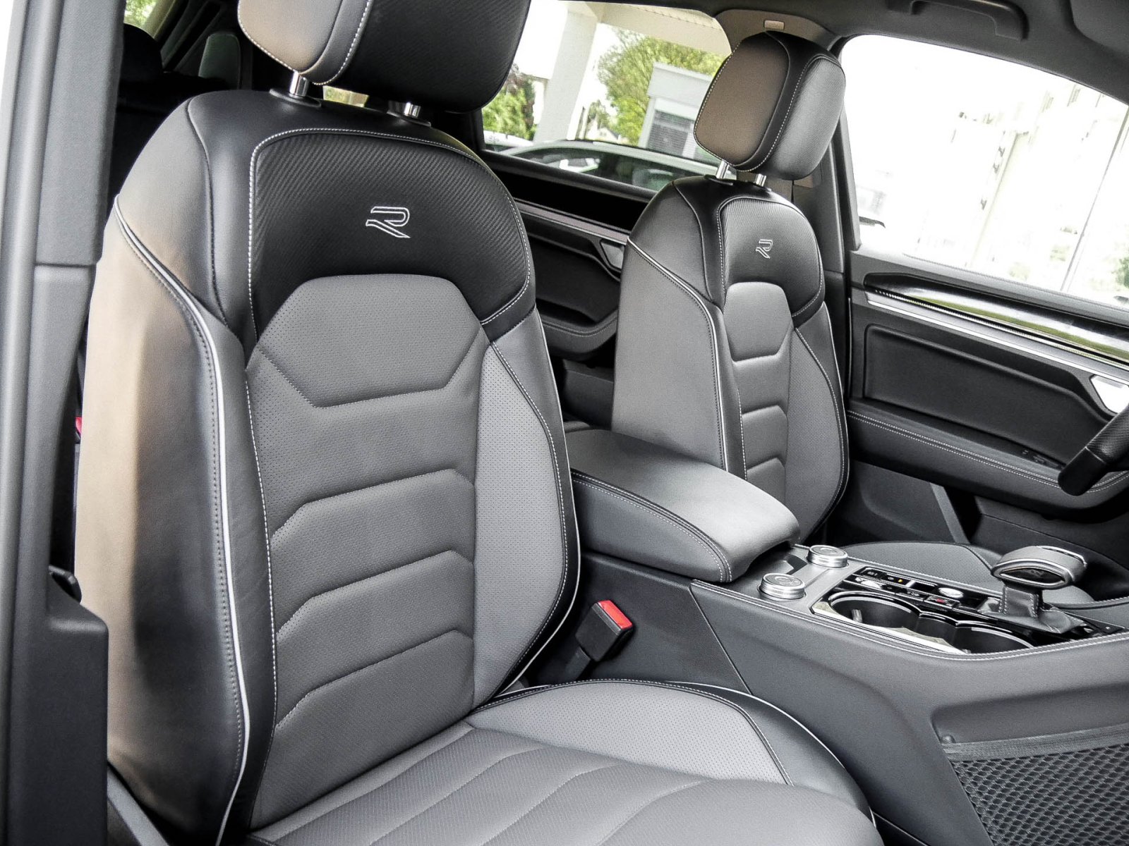 Volkswagen Touareg V6 R-LINE NEUES MODELL AHK 360°CAM LM19