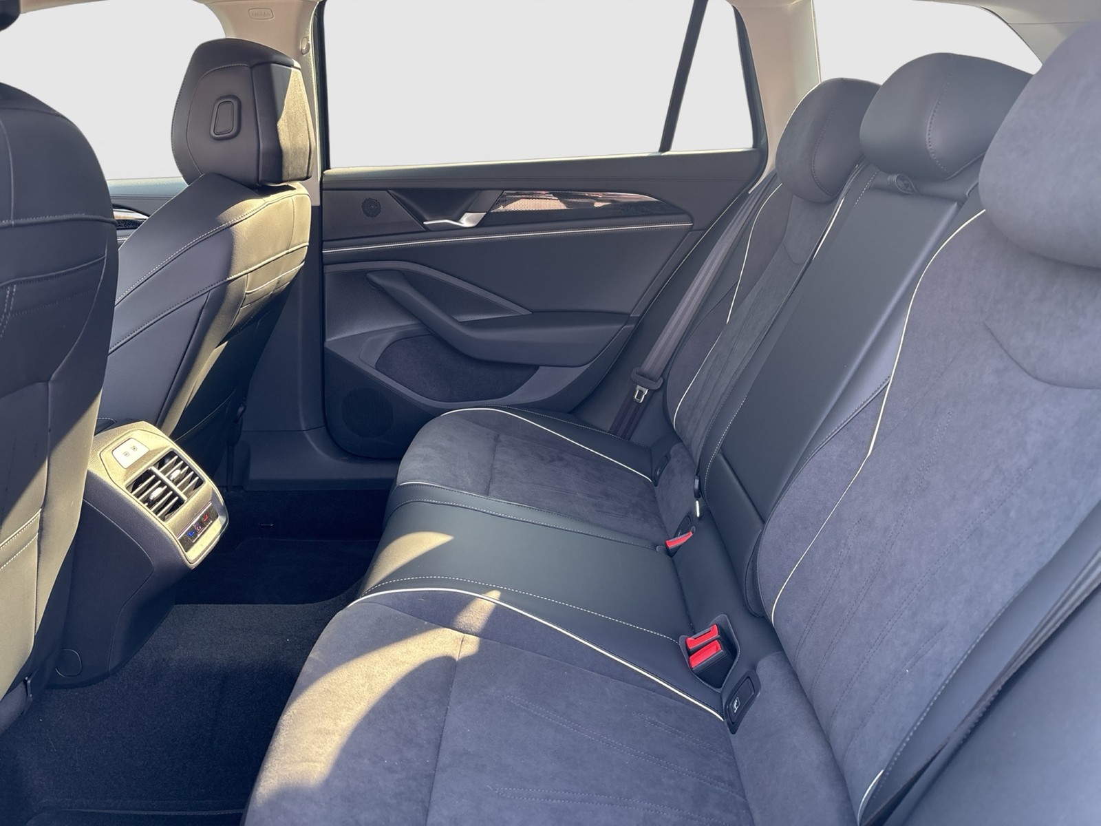 Volkswagen Passat Variant 1.5 HYBRID BUSINESS AHK CAM ACC