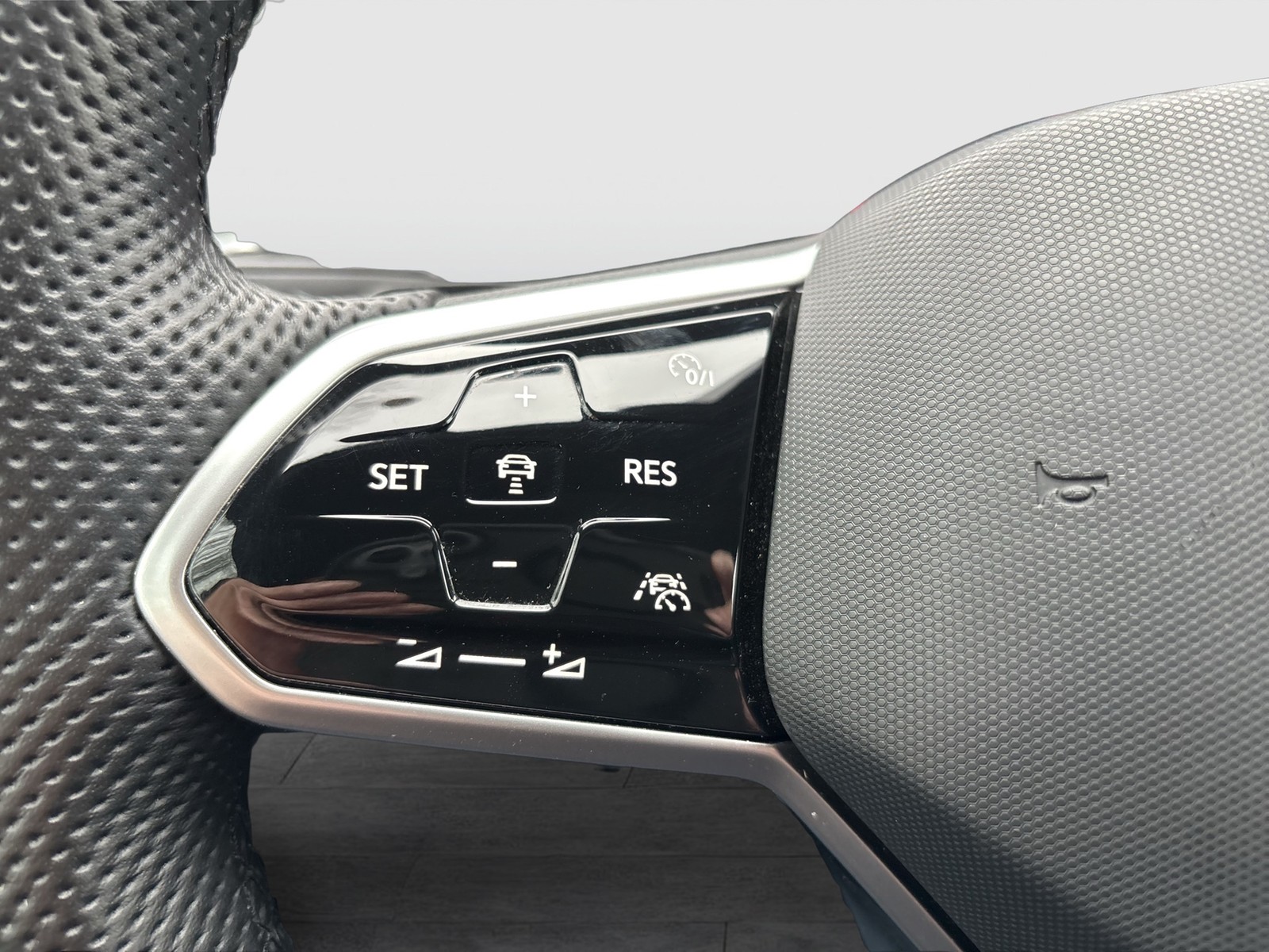 Volkswagen Tiguan 2.0 R-LINE 4X4 LEDER PANO AHK KAMERA ALU20