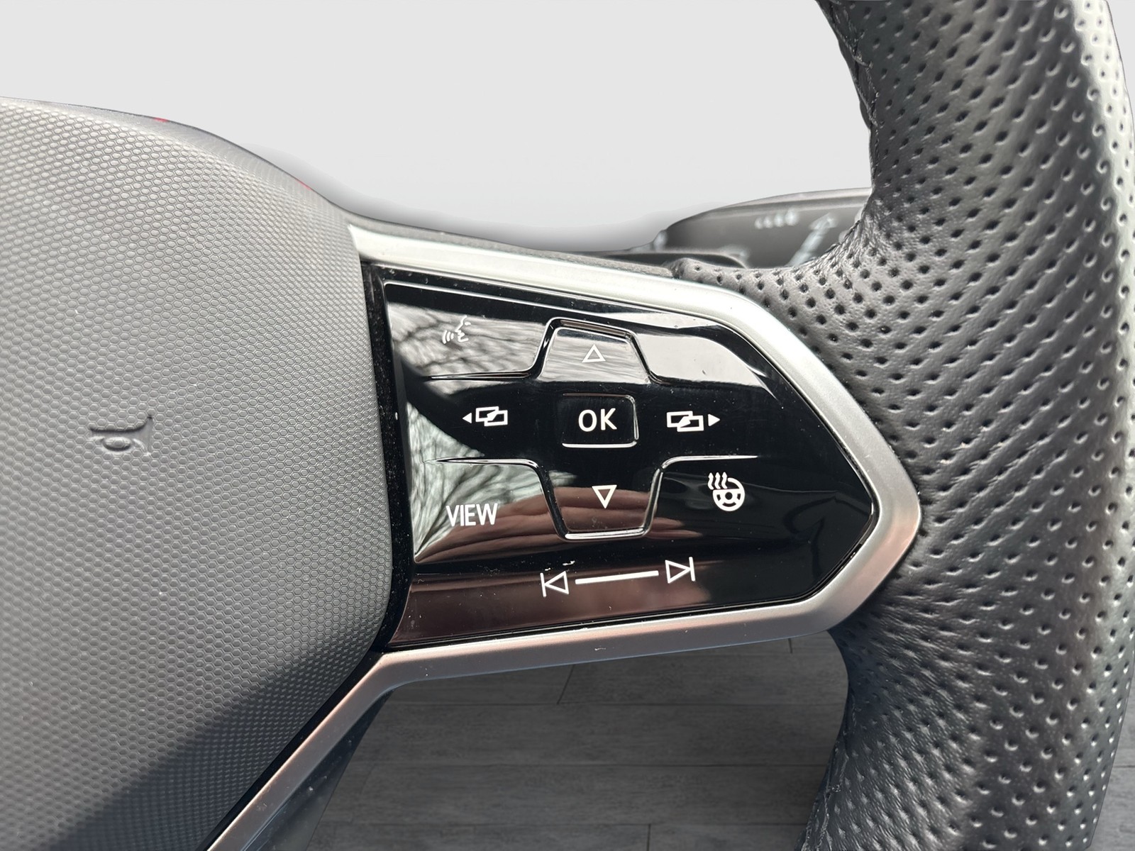 Volkswagen Tiguan 2.0 R-LINE 4X4 LEDER PANO AHK KAMERA ALU20