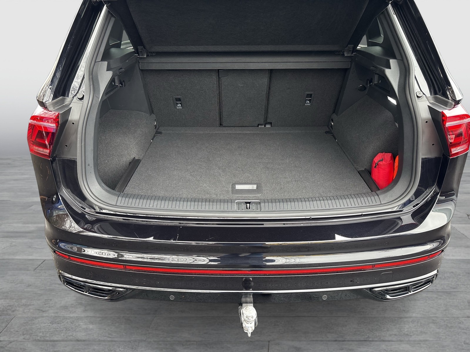 Volkswagen Tiguan 2.0 R-LINE 4X4 LEDER PANO AHK KAMERA ALU20