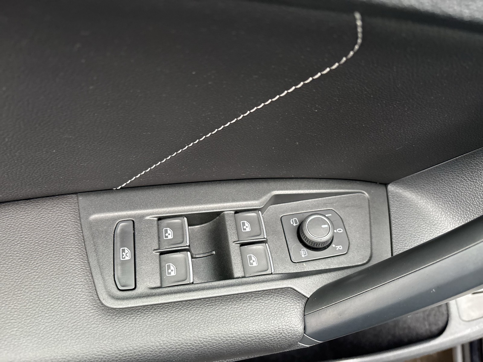 Volkswagen Tiguan 2.0 R-LINE 4X4 LEDER PANO AHK KAMERA ALU20