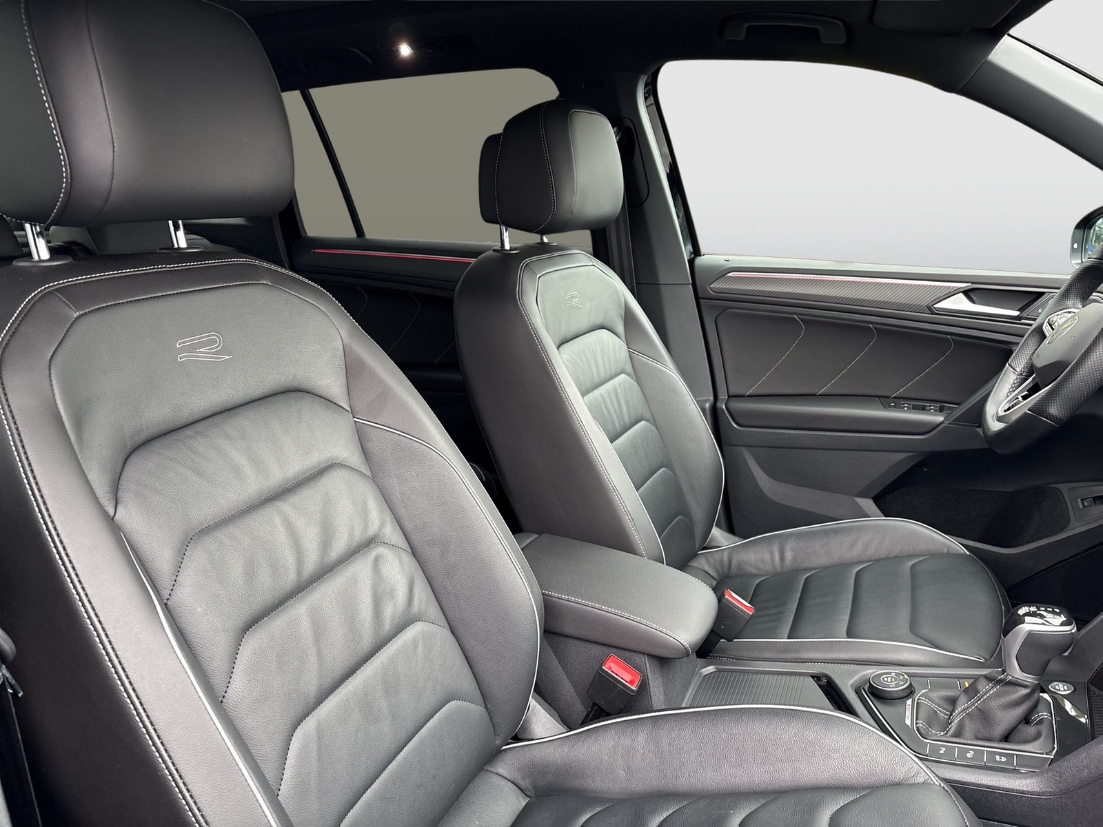 Volkswagen Tiguan 2.0 R-LINE 4X4 LEDER PANO AHK KAMERA ALU20