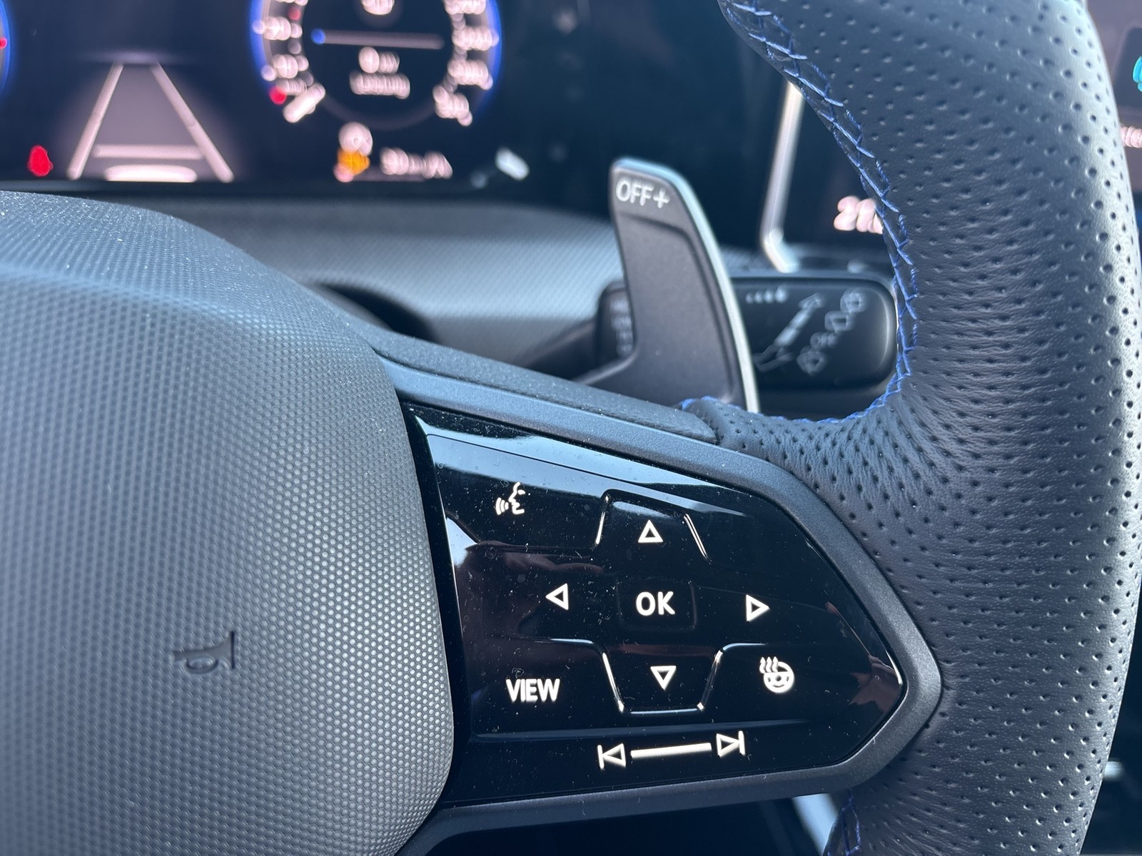 Volkswagen Golf VIII 2.0 R 4X4 AKRAPOVIC CAM ACC LM18 NAVI