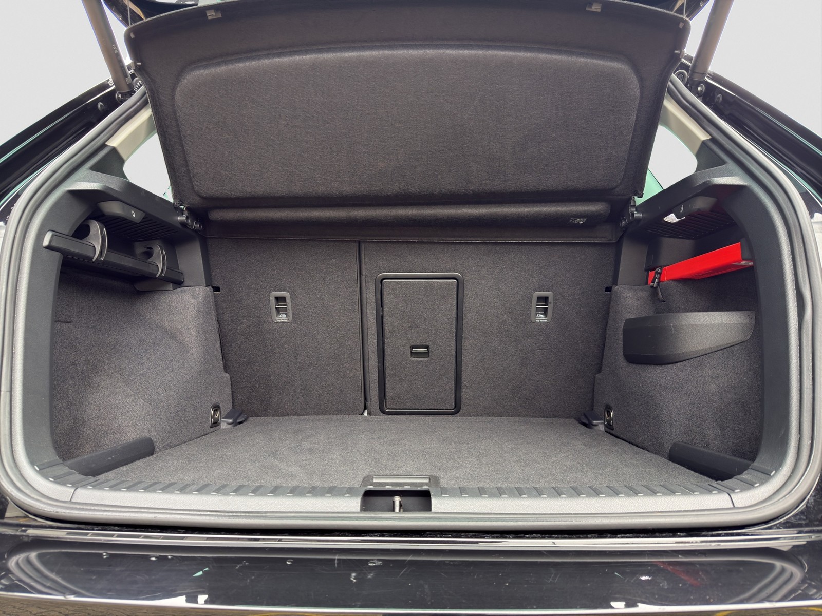 Skoda Karoq 1.5 TOUR PANO AHK 360°CAM ACC EKLAPPE NAVI