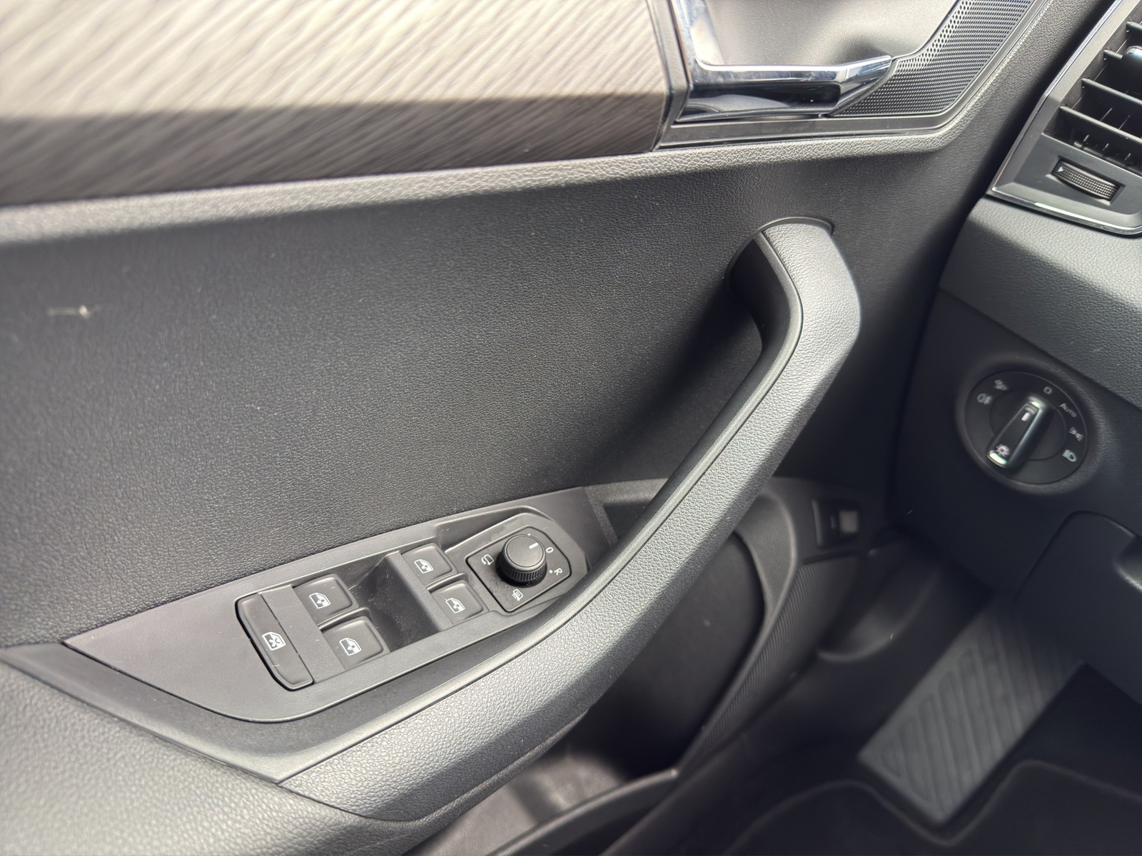 Skoda Karoq 1.5 TOUR PANO AHK 360°CAM ACC EKLAPPE NAVI