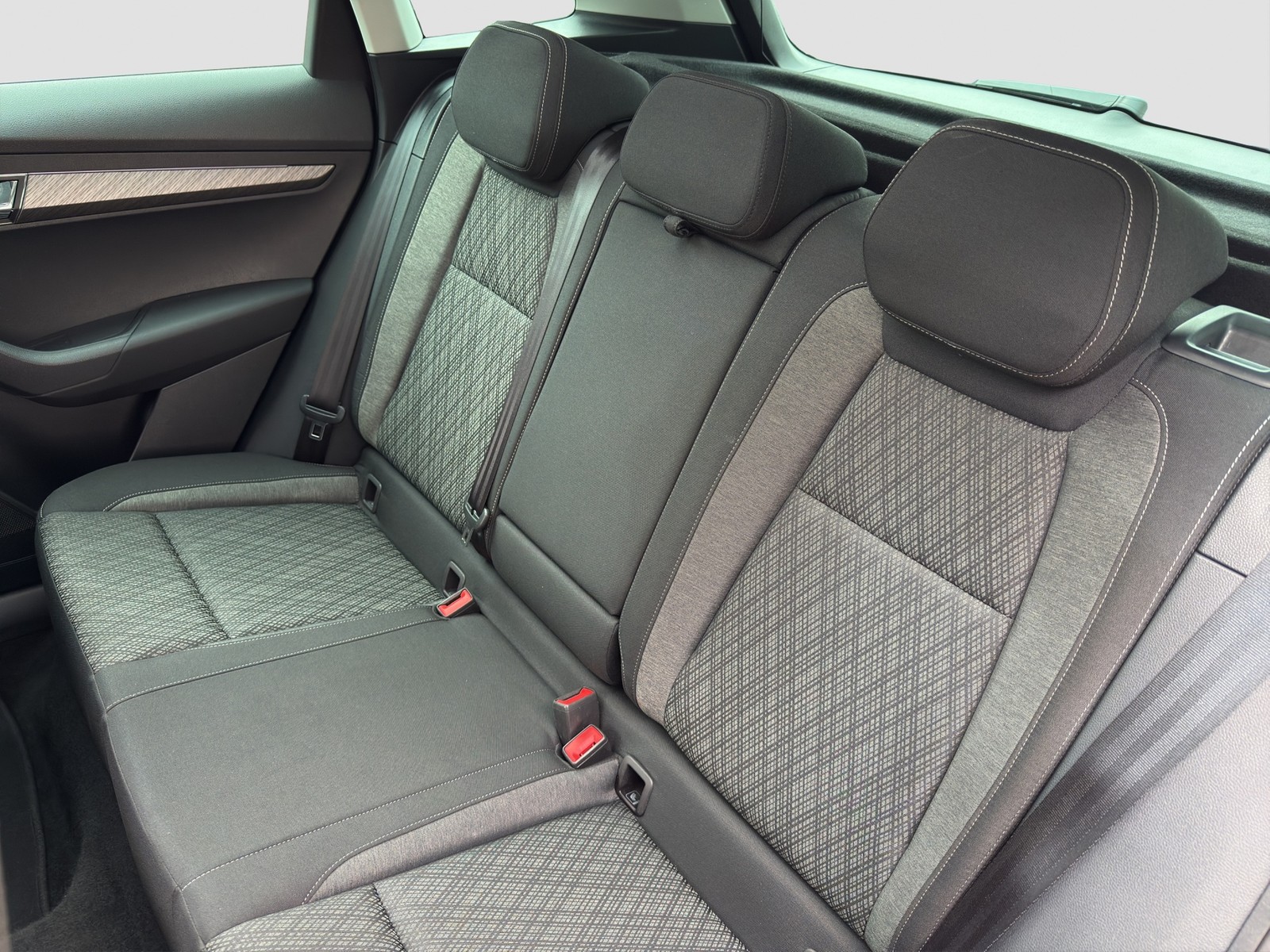 Skoda Karoq 1.5 TOUR PANO AHK 360°CAM ACC EKLAPPE NAVI