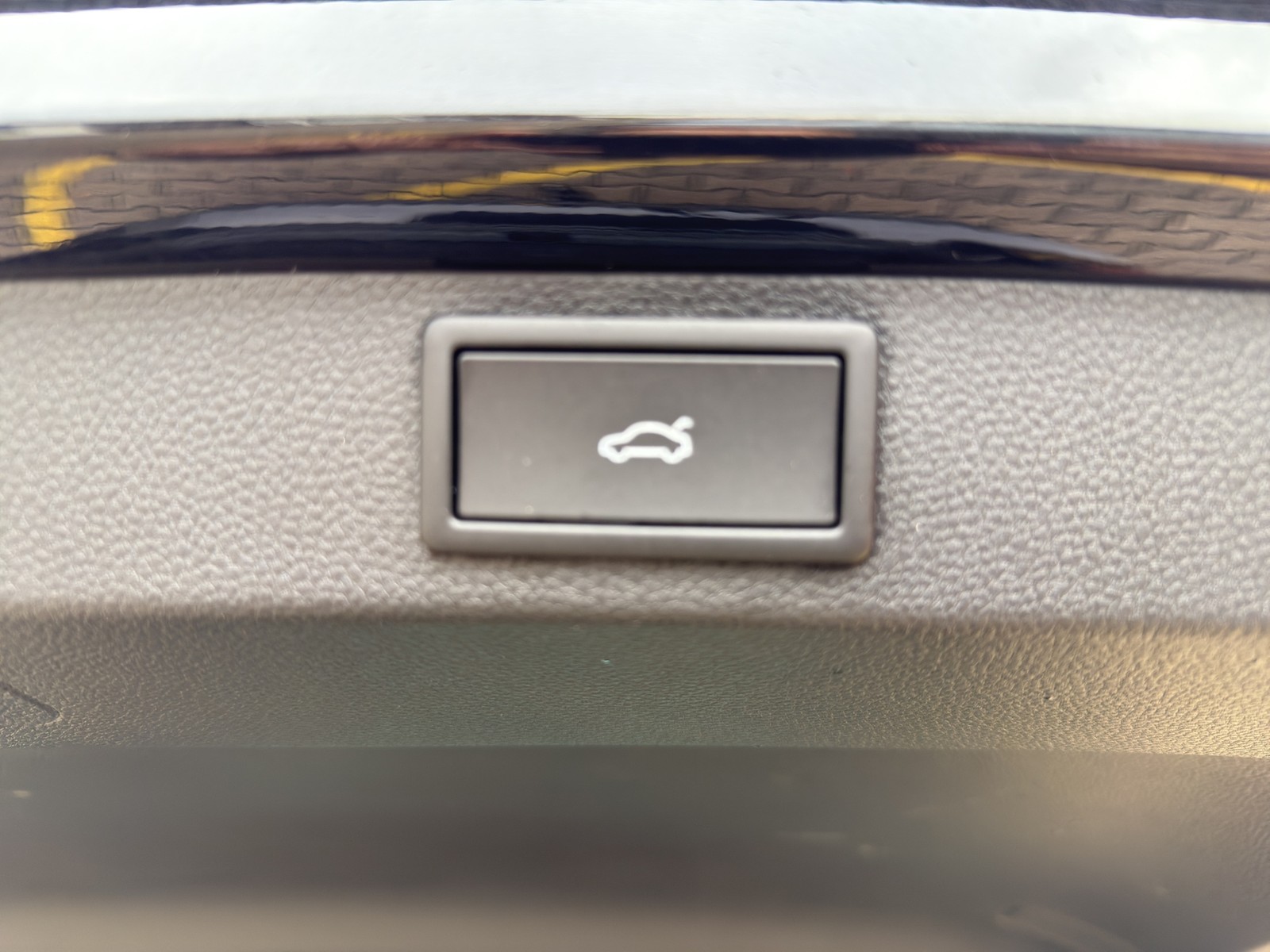 Skoda Karoq 1.5 TOUR PANO AHK 360°CAM ACC EKLAPPE NAVI