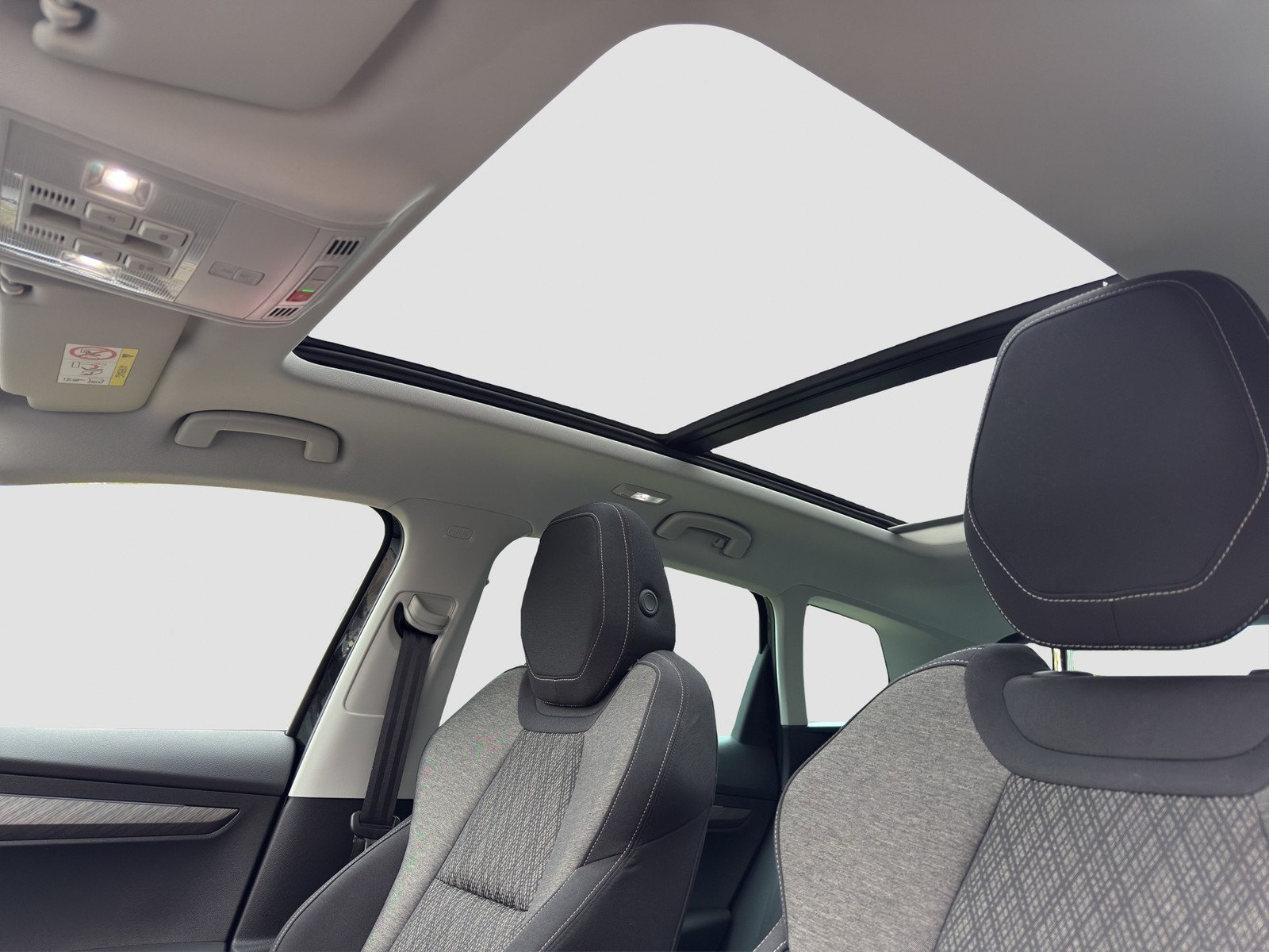 Skoda Karoq 1.5 TOUR PANO AHK 360°CAM ACC EKLAPPE NAVI