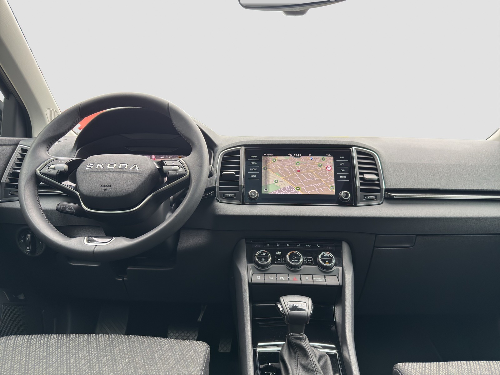 Skoda Karoq 1.5 TOUR PANO AHK 360°CAM ACC EKLAPPE NAVI