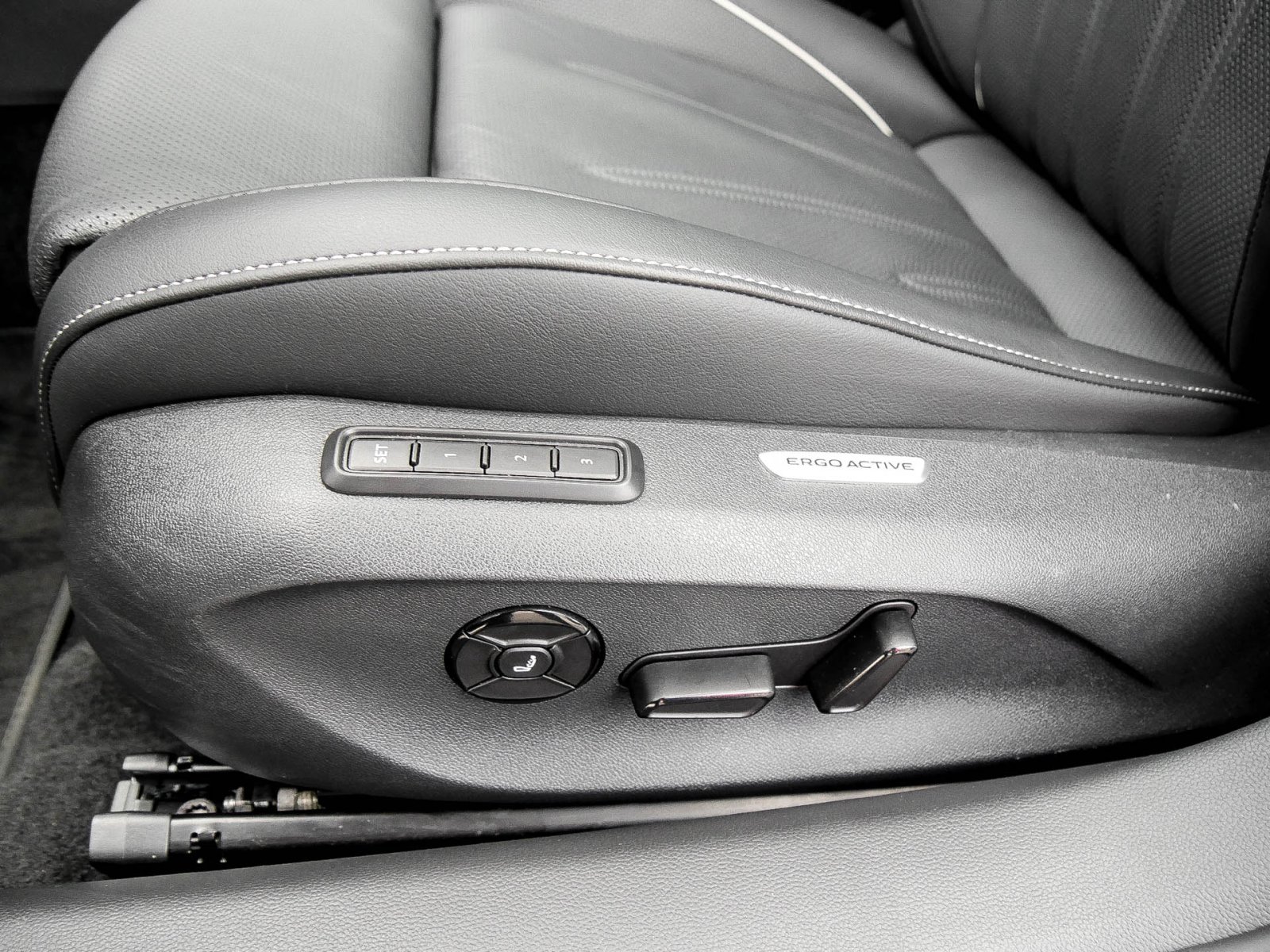 Volkswagen Passat Variant 1.5 HYBRID ELEGANCE PANO AHK LM18
