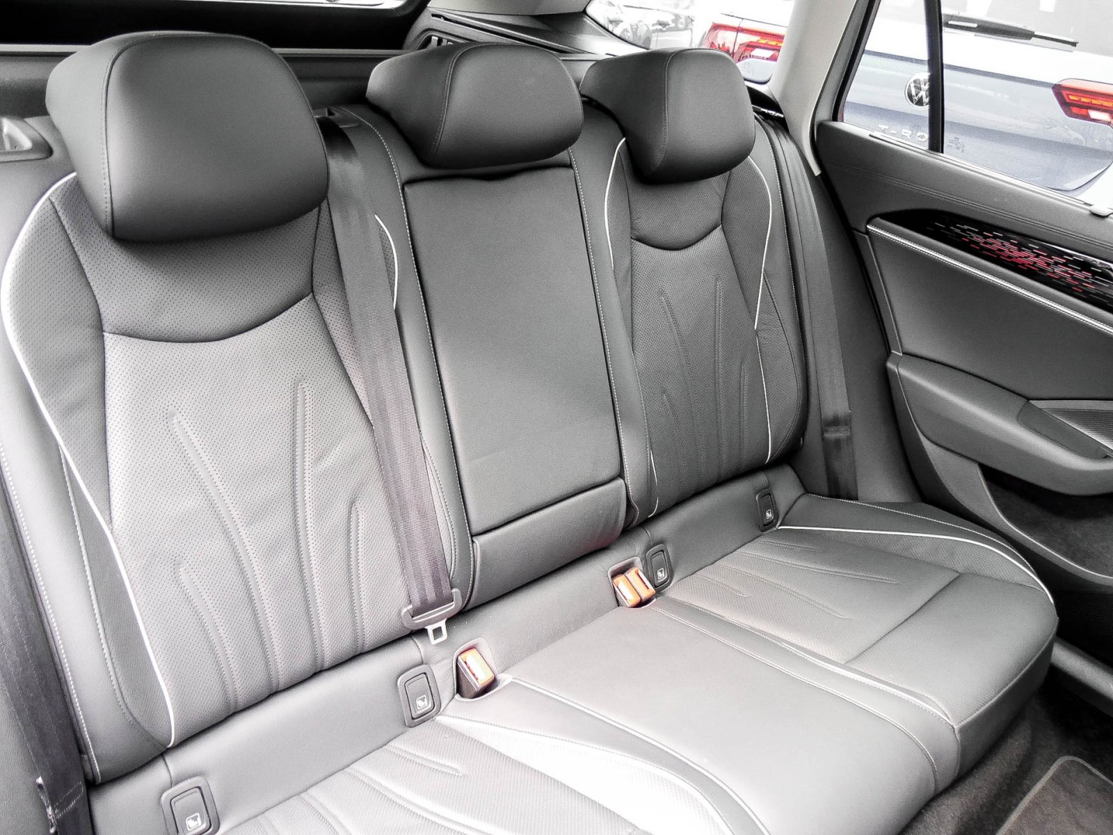Volkswagen Passat Variant 1.5 HYBRID ELEGANCE PANO AHK LM18