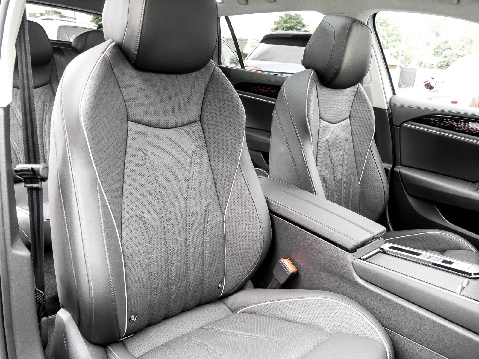 Volkswagen Passat Variant 1.5 HYBRID ELEGANCE PANO AHK LM18