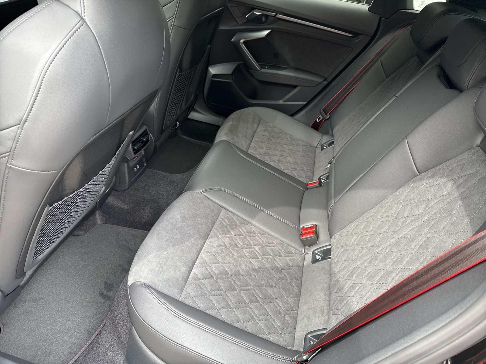 Audi RS3 Sportback quattro SPORTABGASANLAGE PANO LM19