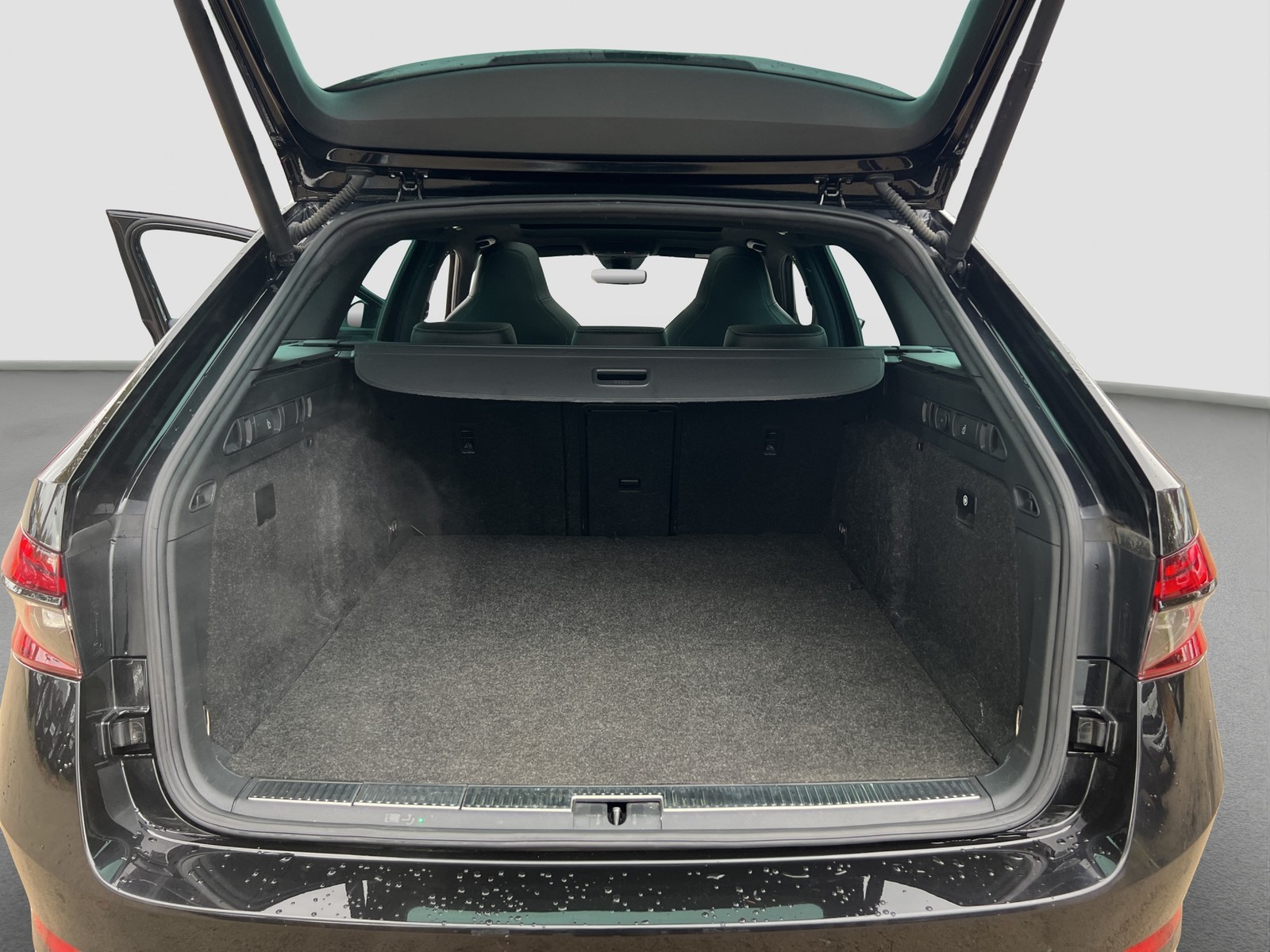 Skoda Superb Combi 1.4 iV SPORTLINE PANO AHK CAM LM19