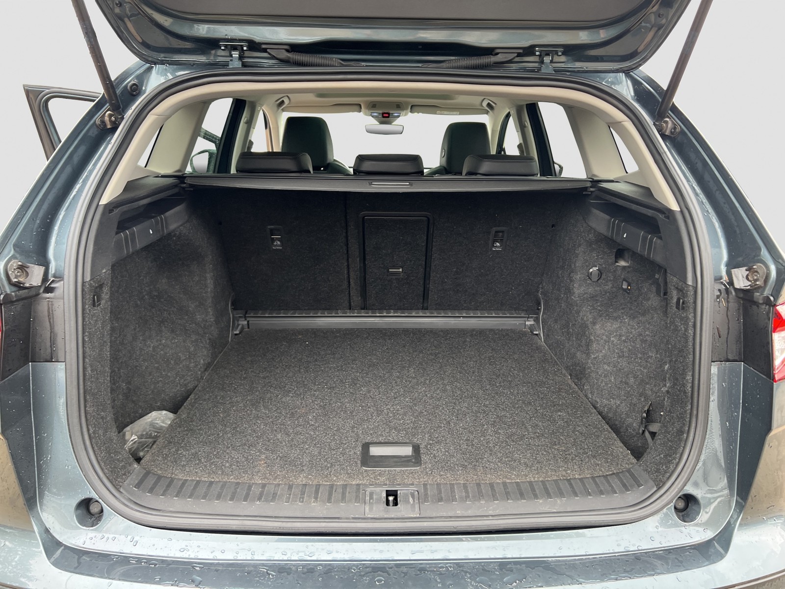 Skoda Enyaq 60 LOFT WÄRMEPUMPE PANO AHK LM19 NAVI