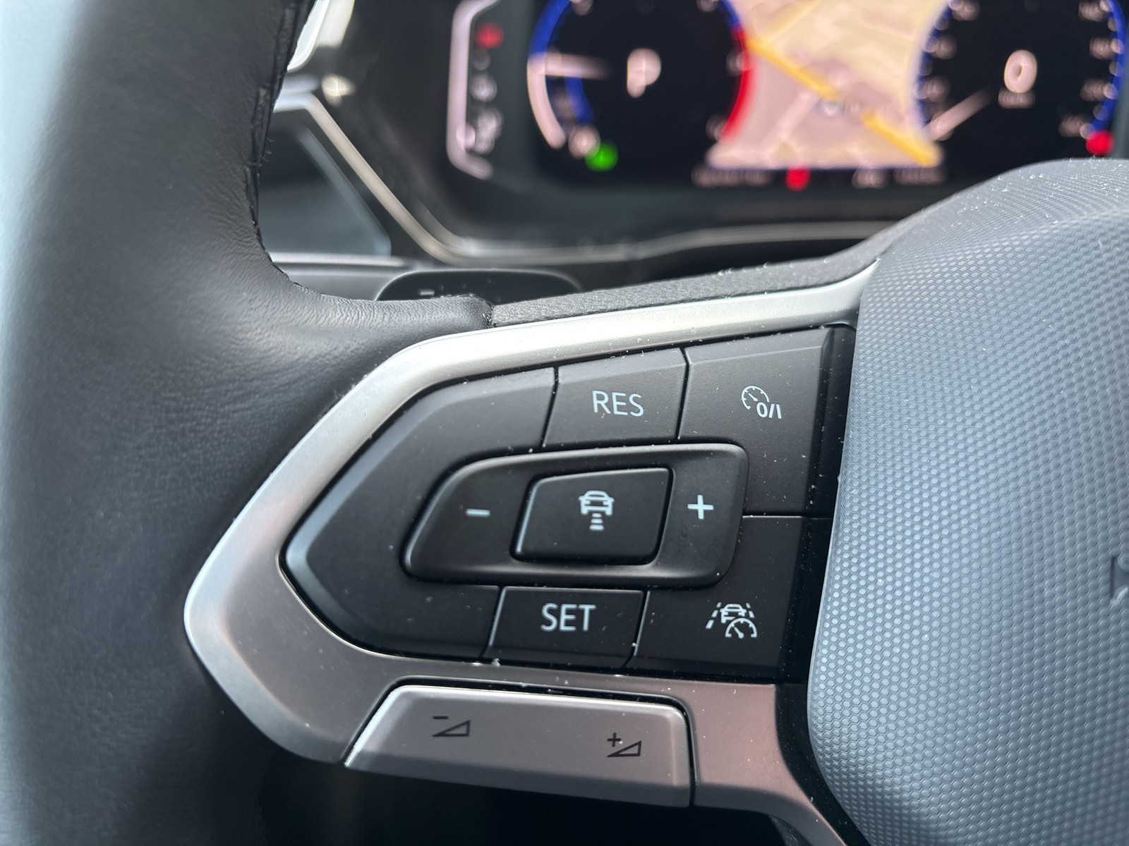 Volkswagen Touran 2.0 HIGHLINE AHK ACC LM17 NAVI CARPLAY