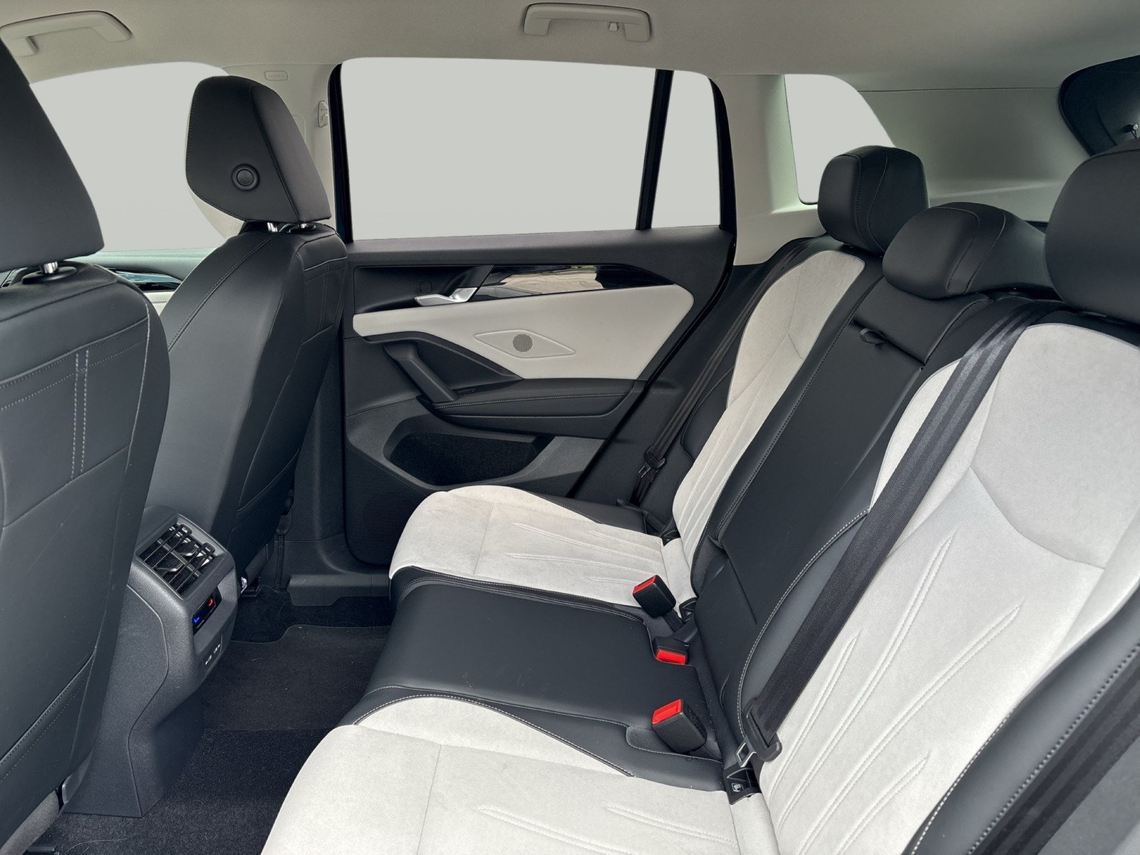 Volkswagen Tiguan 2.0 ELEGANCE 4X4 AHK 360°CAM ACC LM18 NAVI