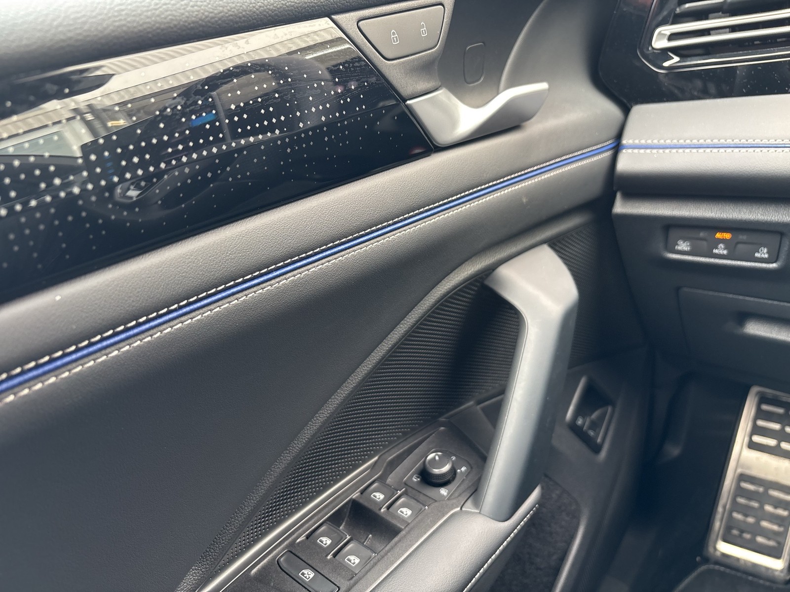 Volkswagen Tiguan 1.5 HYBRID R-LINE BLACK STYLE AHK 360°CAM