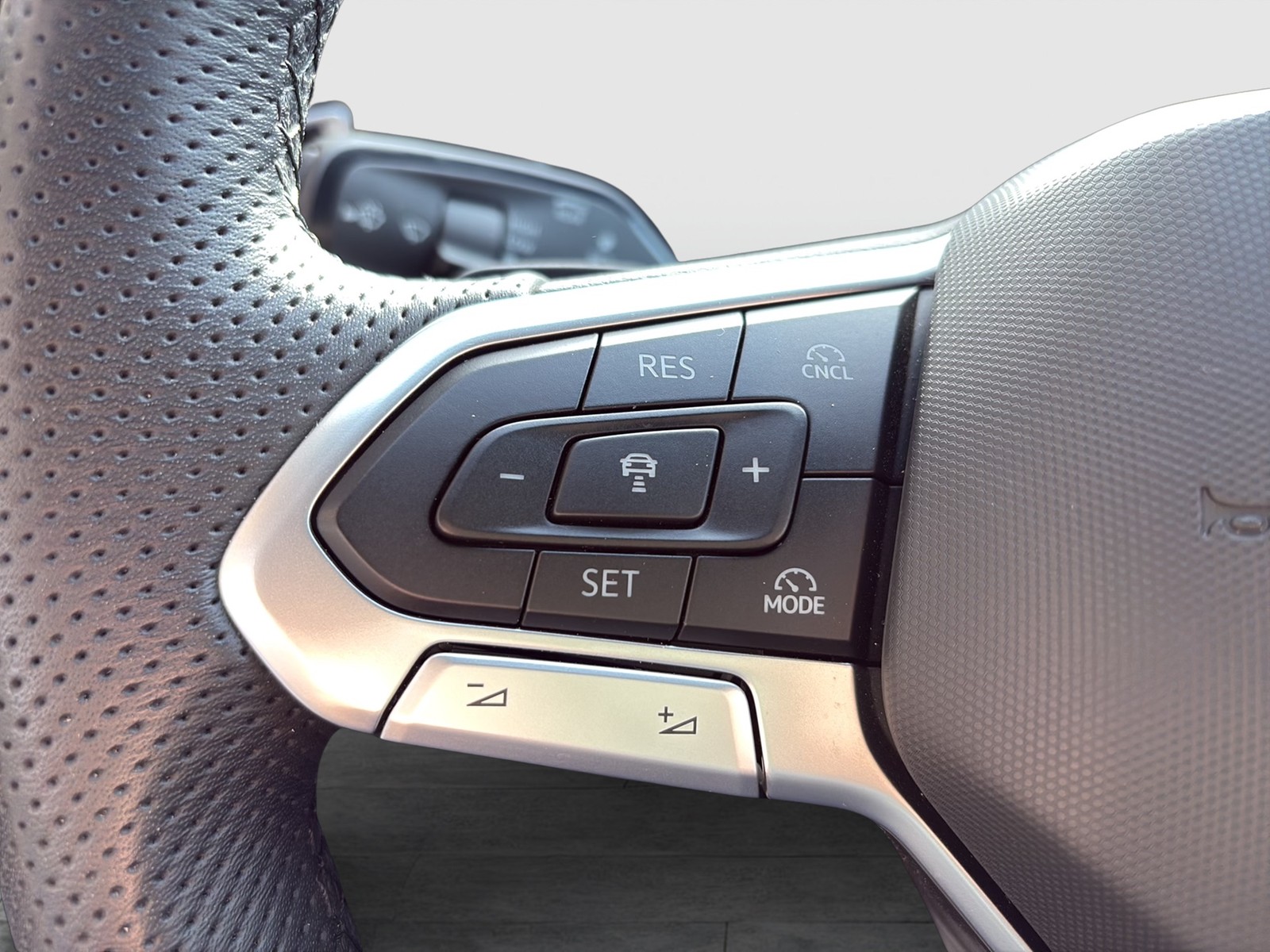 Volkswagen Tiguan 2.0 R-LINE 4X4 NEUES MODELL AHK CAM LM20