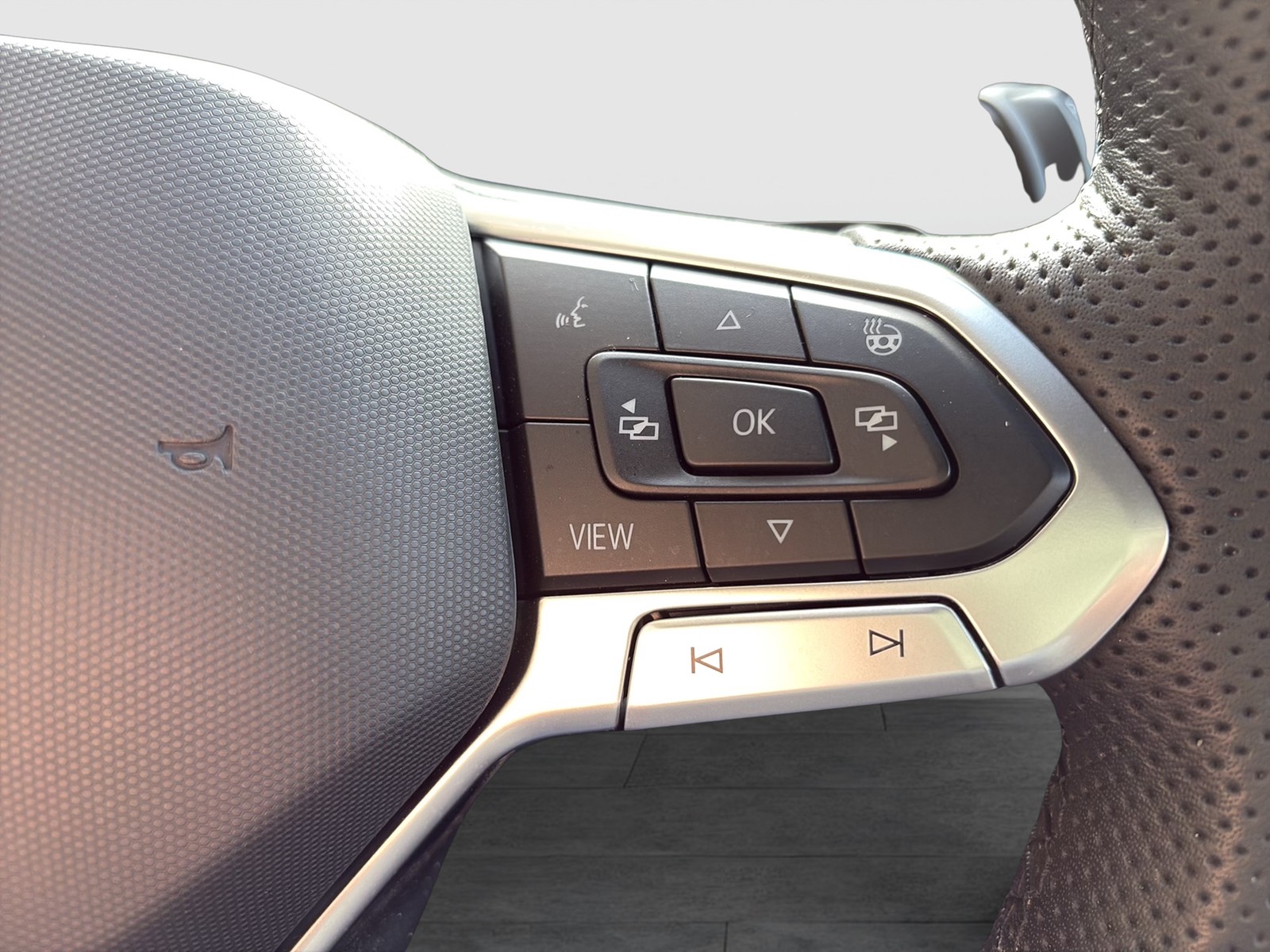 Volkswagen Tiguan 2.0 R-LINE 4X4 NEUES MODELL AHK CAM LM20