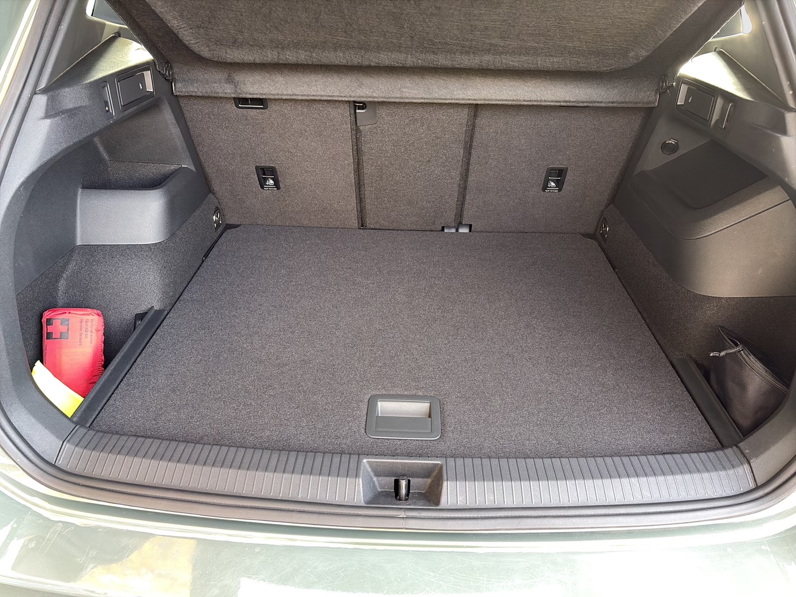 Volkswagen Tiguan 2.0 R-LINE 4X4 NEUES MODELL AHK CAM LM20