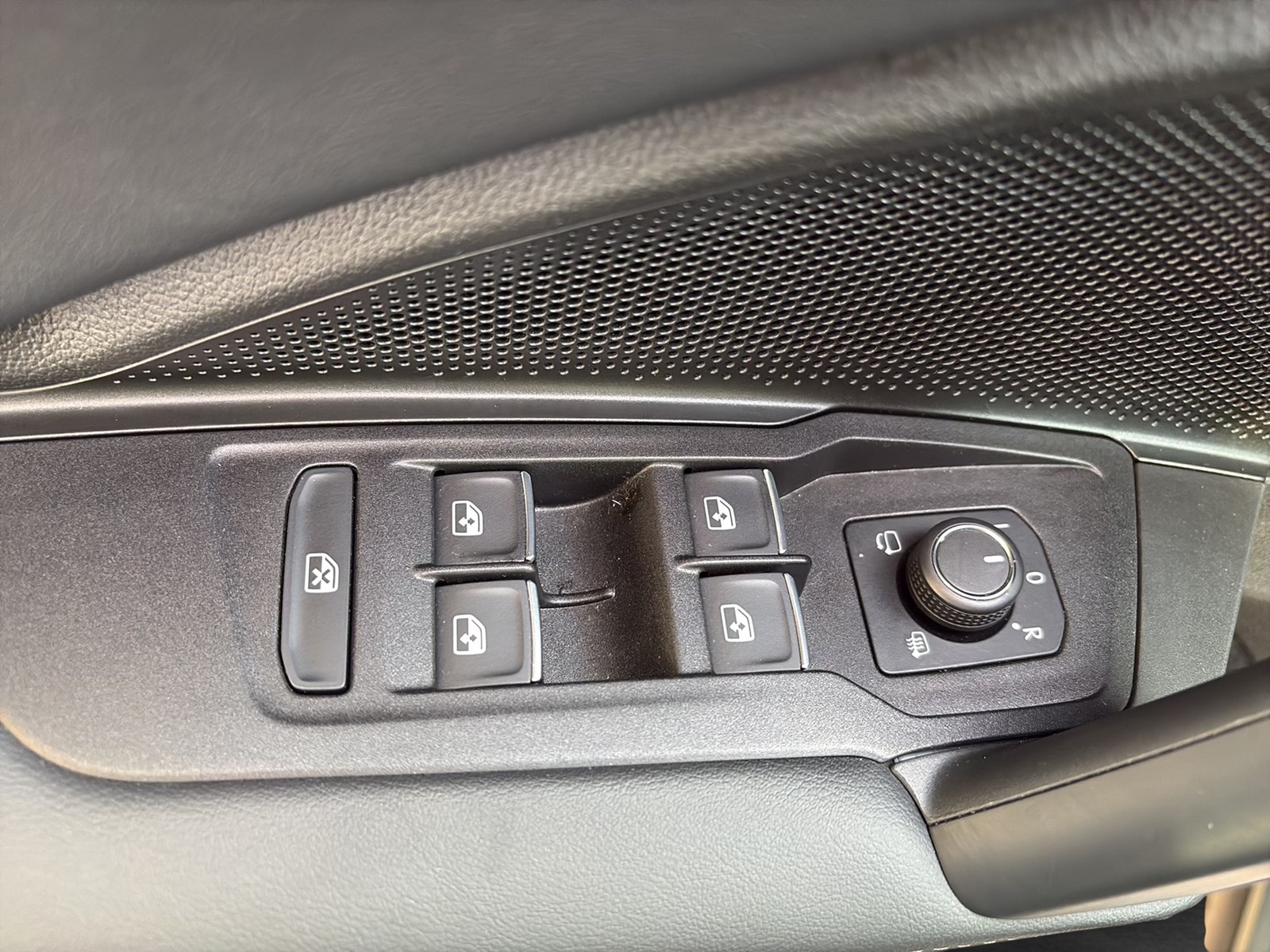 Volkswagen Tiguan 2.0 R-LINE 4X4 NEUES MODELL AHK CAM LM20