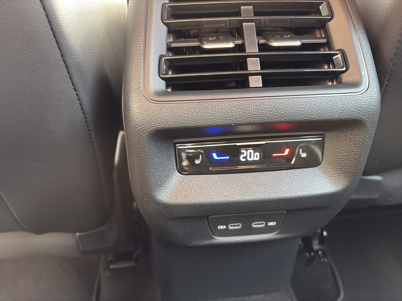 Volkswagen Tiguan 2.0 R-LINE 4X4 NEUES MODELL AHK CAM LM20